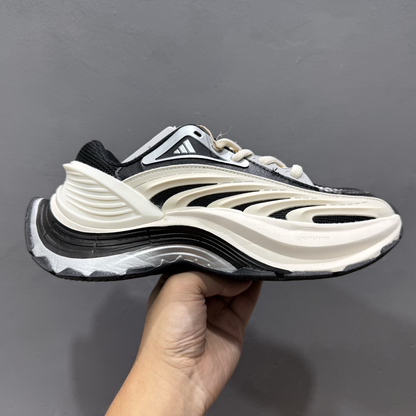adidas XLG MTW 白黑色 设计上融合了复古与现代风格 IH1571