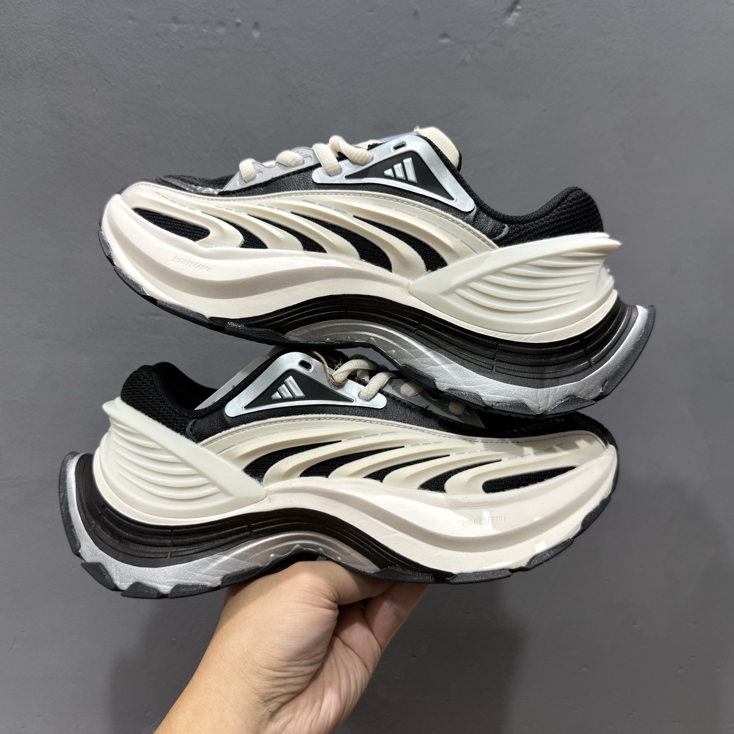 adidas XLG MTW 白黑色 设计上融合了复古与现代风格 IH1571