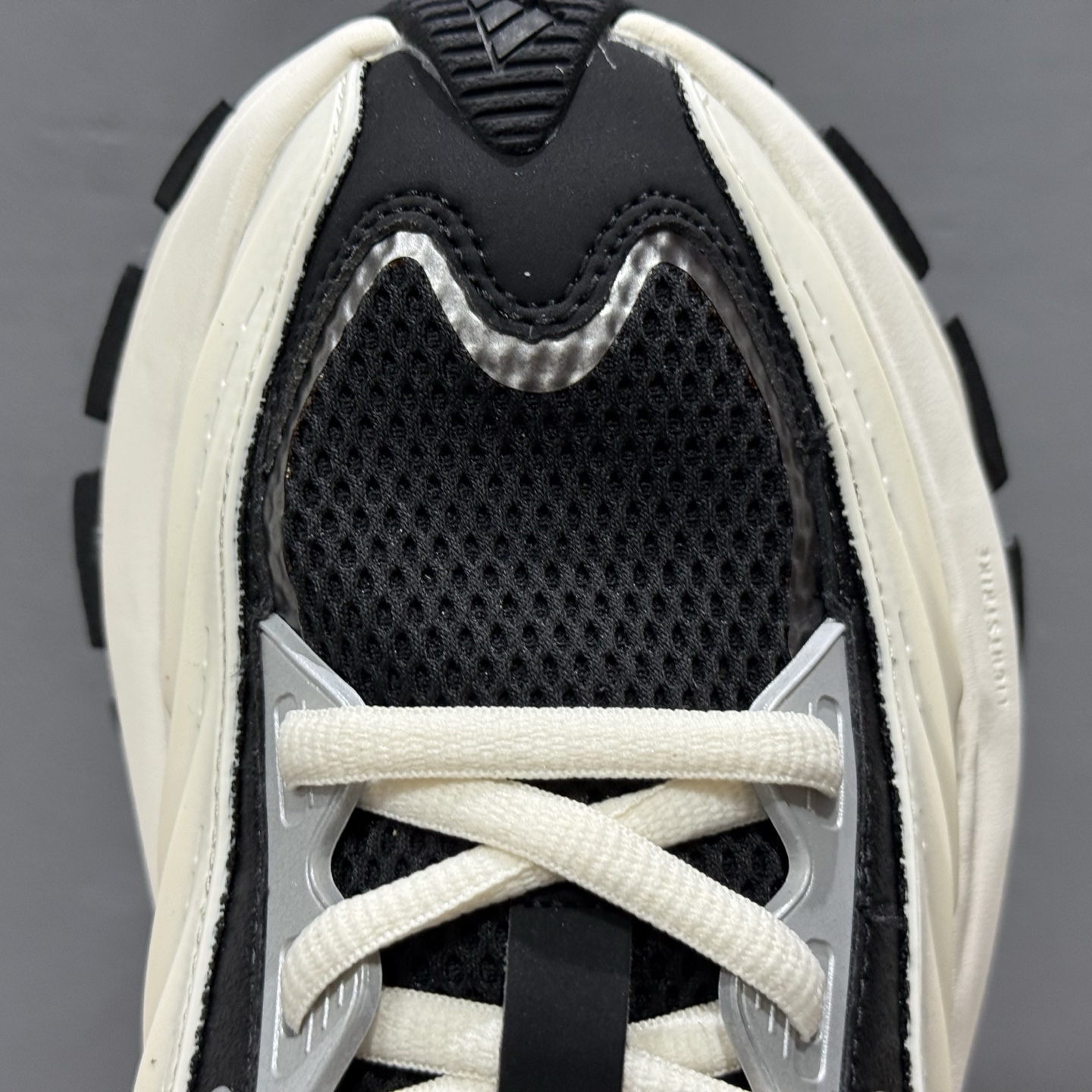 adidas XLG MTW 白黑色 设计上融合了复古与现代风格 IH1571