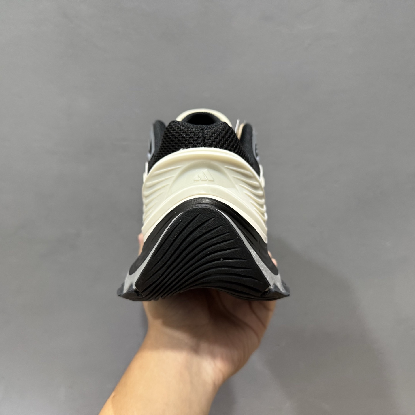 adidas XLG MTW 白黑色 设计上融合了复古与现代风格 IH1571