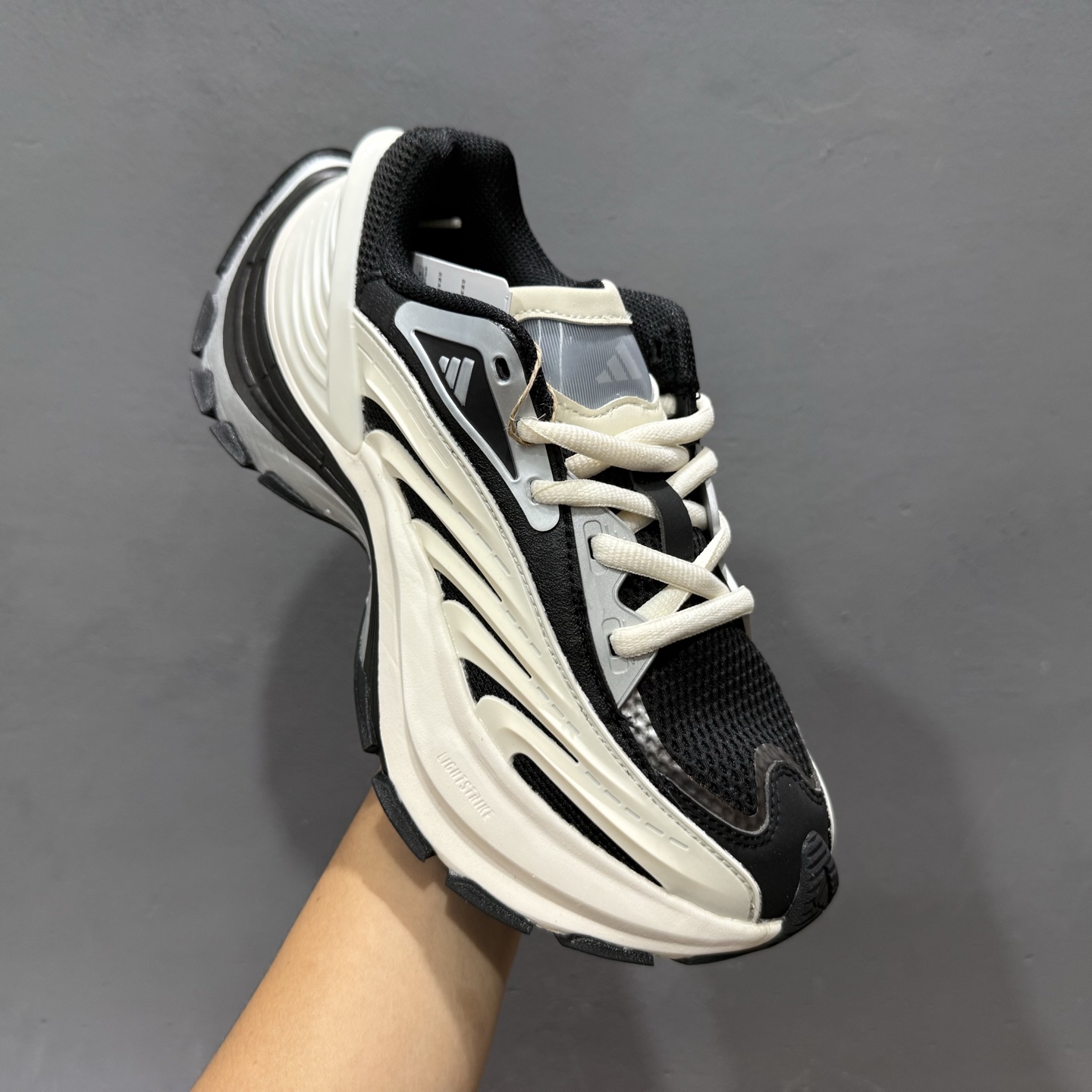 adidas XLG MTW 白黑色 设计上融合了复古与现代风格 IH1571