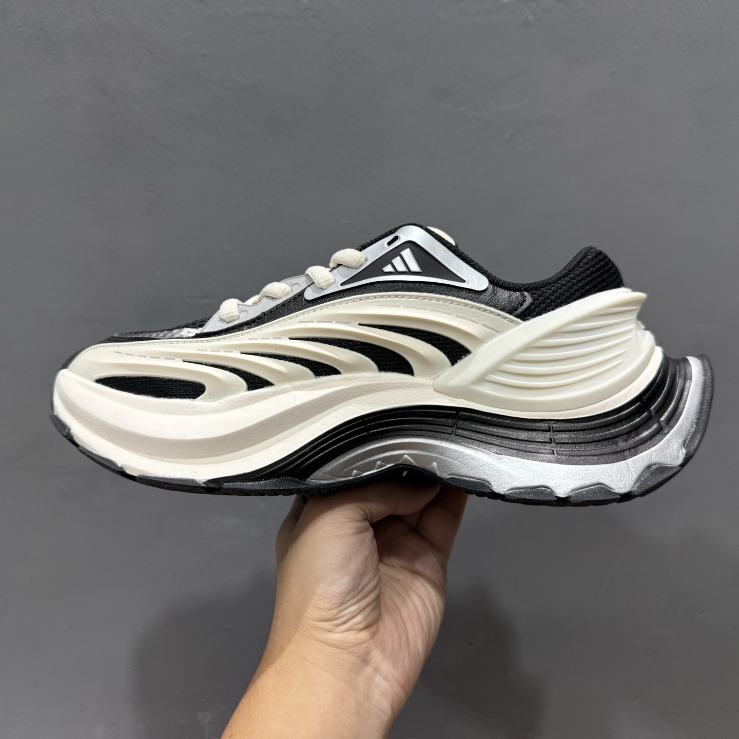 adidas XLG MTW 白黑色 设计上融合了复古与现代风格 IH1571