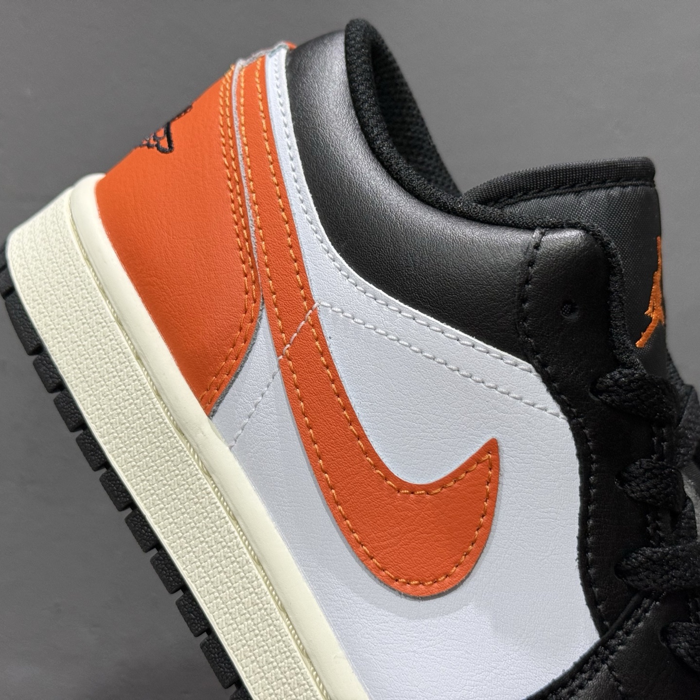过验版本 Air Jordan 1 Low AJ1 黑白橘 低帮文化休闲板鞋 553558-081