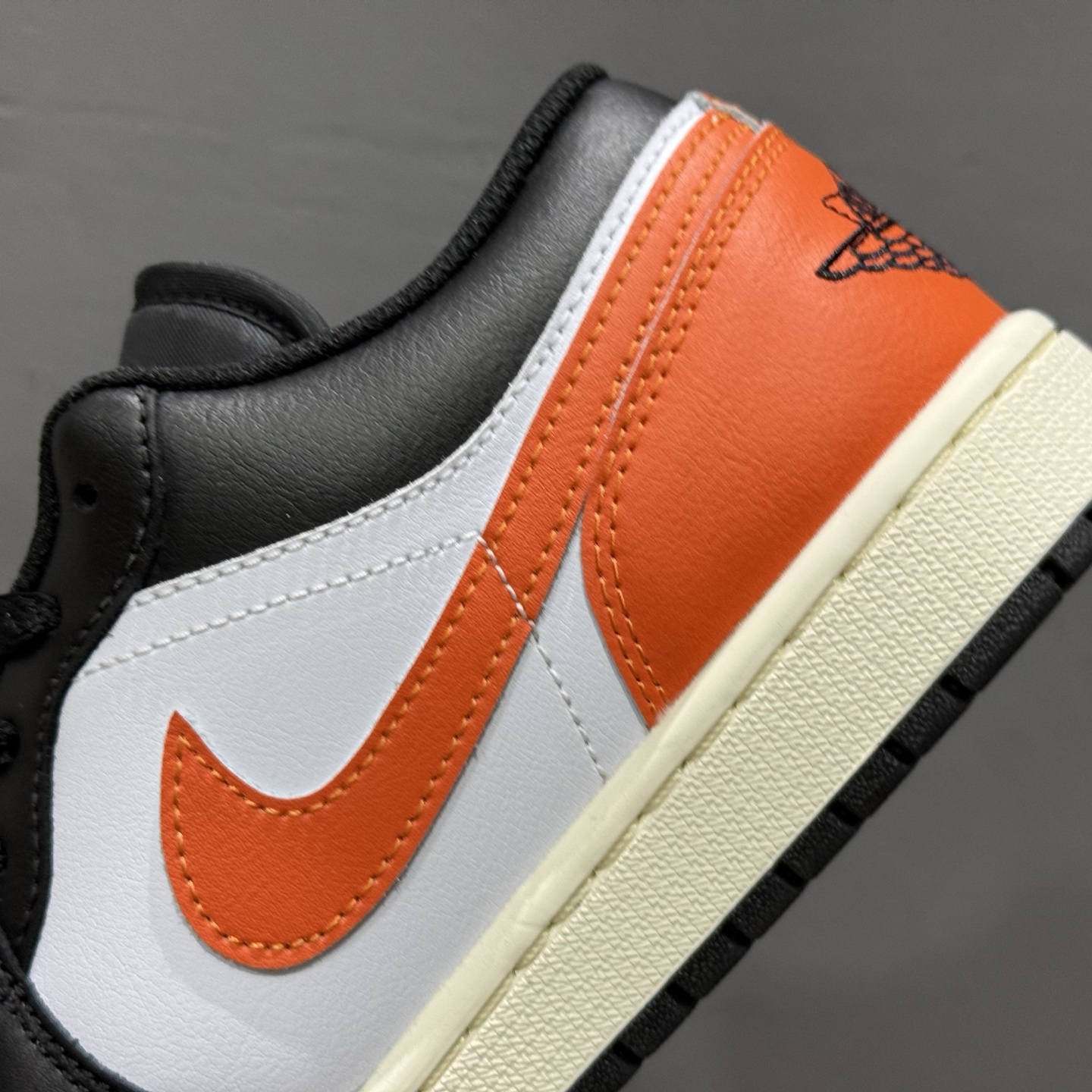 过验版本 Air Jordan 1 Low AJ1 黑白橘 低帮文化休闲板鞋 553558-081
