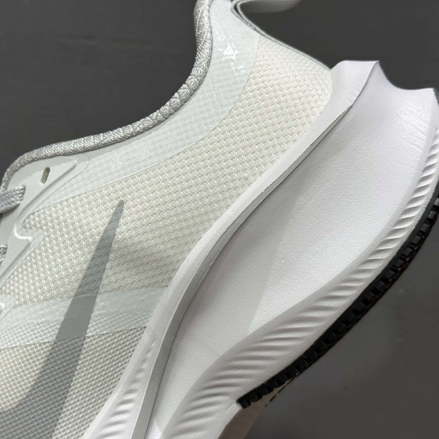200 NIKE ZOOM PLUS 跑鞋 兼顾迅疾外观和稳固脚感 CK4318-151
