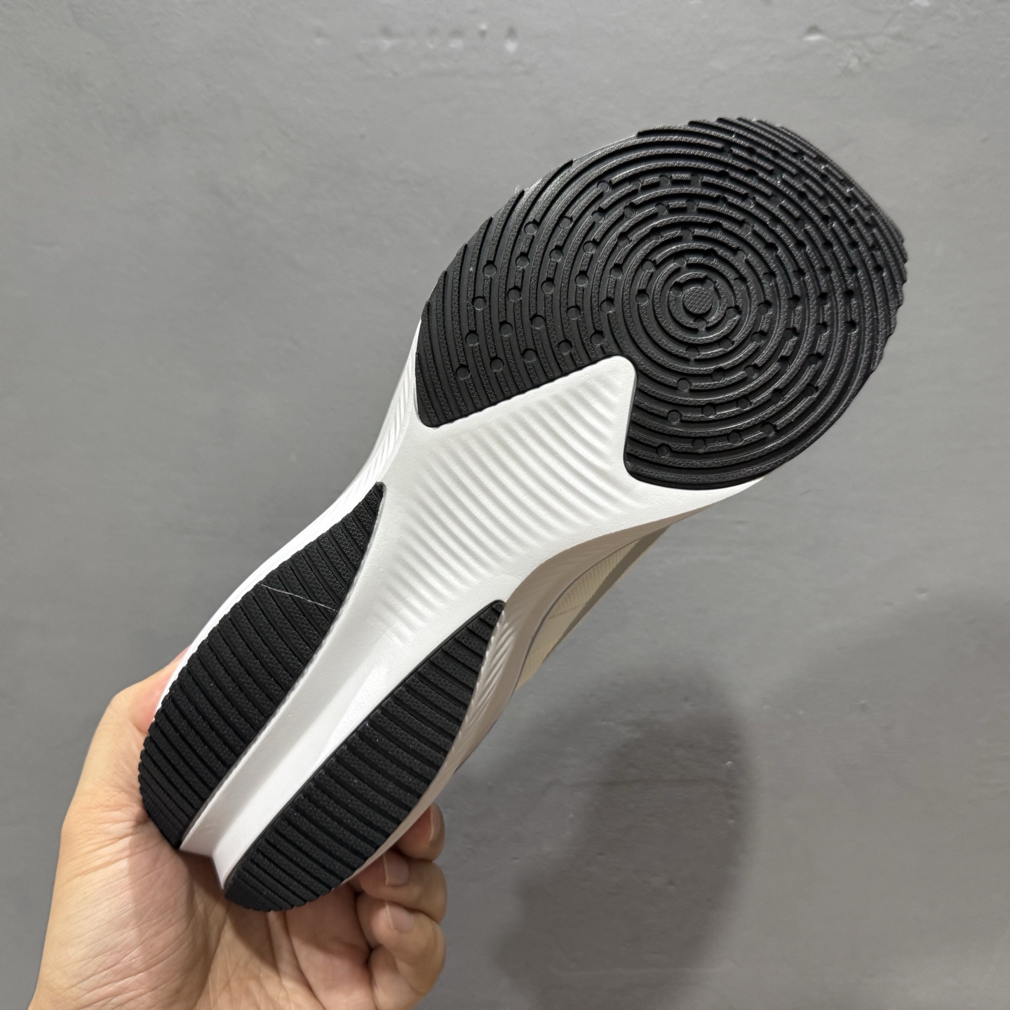 200 NIKE ZOOM PLUS 跑鞋 兼顾迅疾外观和稳固脚感 CK4318-151