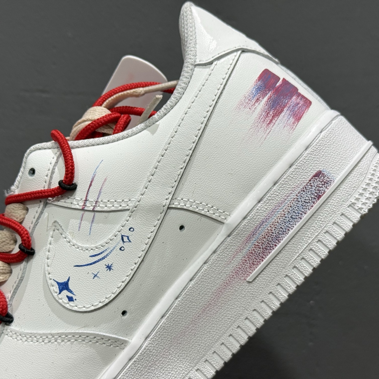 ￥260 Nike Air Force 1'07 Low ”Gemini” 手绘涂鸦十二星座系列 双子座 空军一号低帮休闲板鞋 521-621