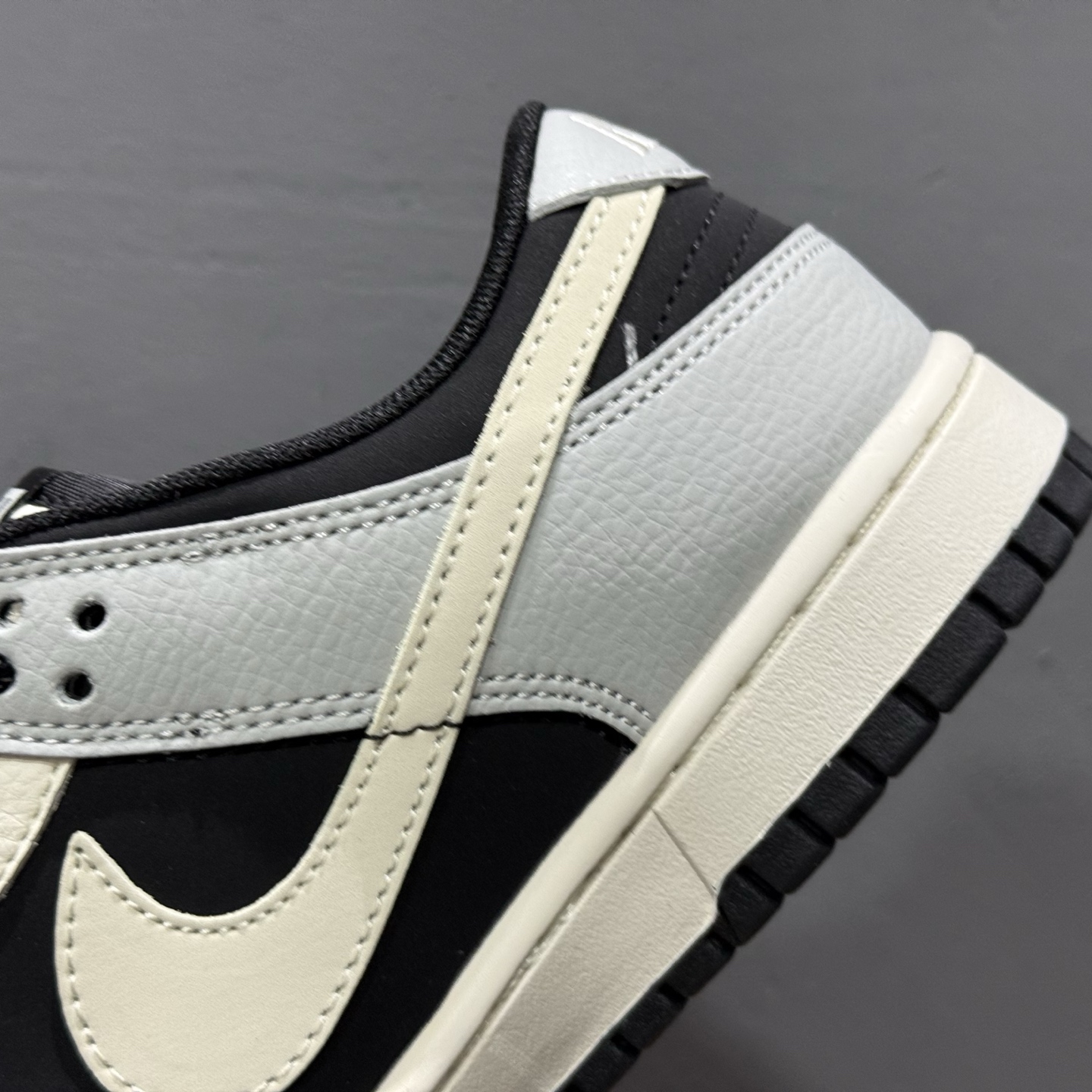 KITH x Nike Dunk Low 米黑灰三勾 QW5836-012