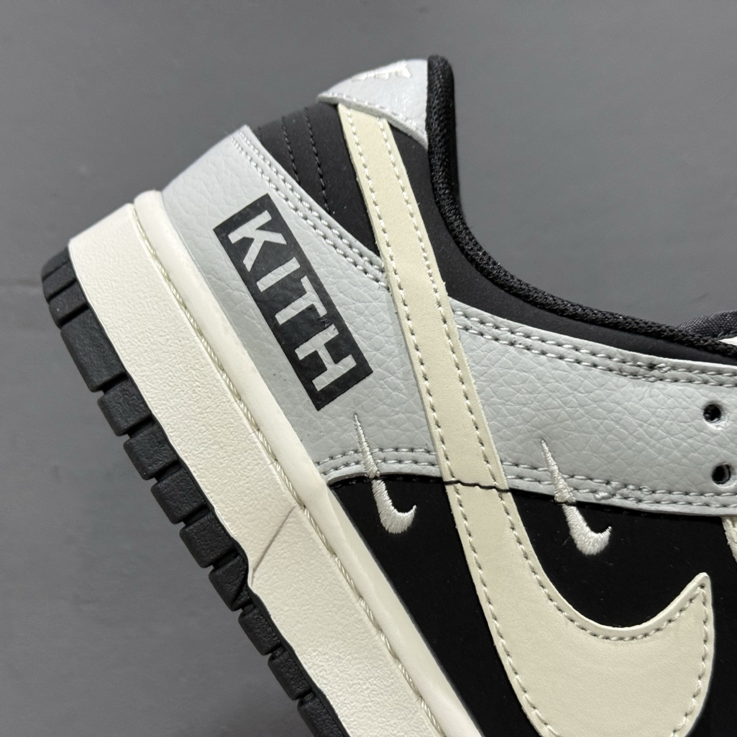 KITH x Nike Dunk Low 米黑灰三勾 QW5836-012