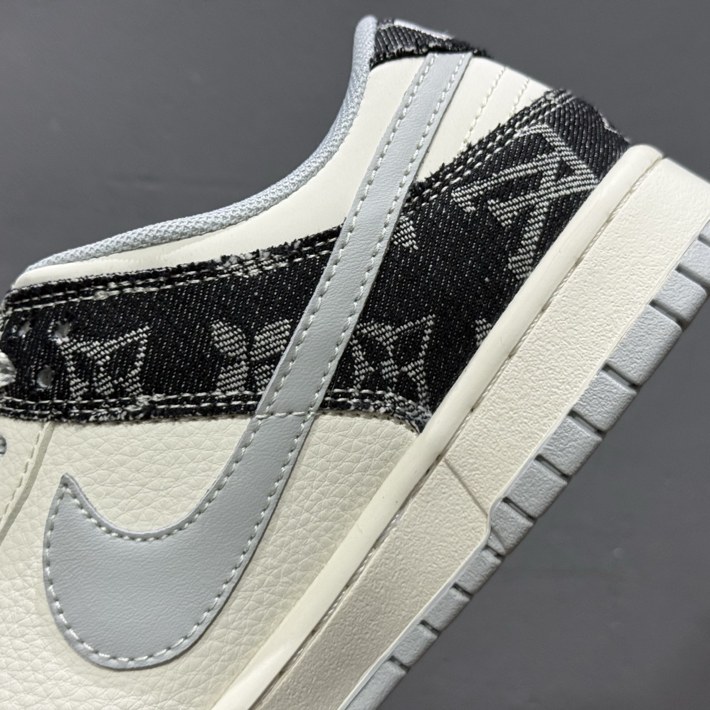 Nike SB Dunk Low LV联名 黑牛仔印花 周年高端定制 低帮休闲板鞋 JP1628-020