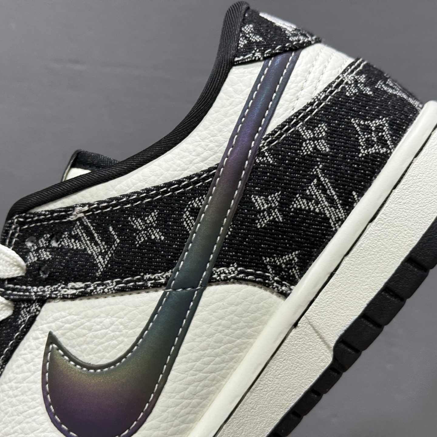 ￥280 Nike SB Dunk Low LV联名 黑镭射渐变  低帮休闲板鞋 SC0601-451 10111