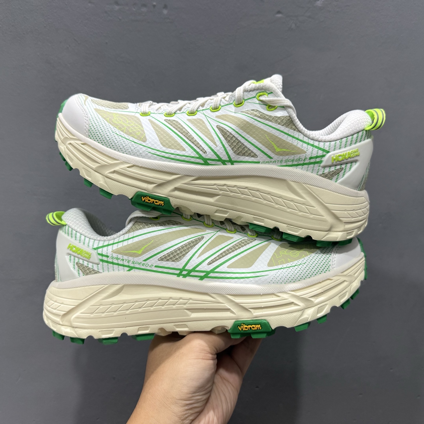 200 HOKA ONE ONE CliftONE9 克里夫顿9代专业性能减震公路跑步鞋 GTX防水款 帆布白色 1162135/ACL 731