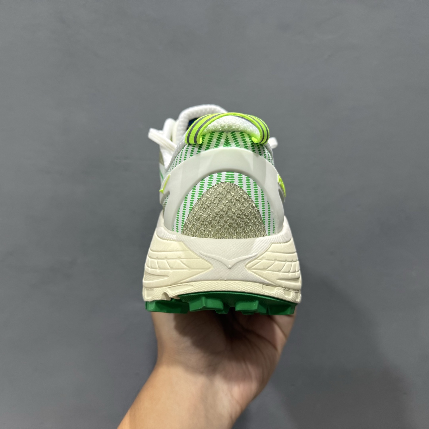 200 HOKA ONE ONE CliftONE9 克里夫顿9代专业性能减震公路跑步鞋 GTX防水款 帆布白色 1162135/ACL 731