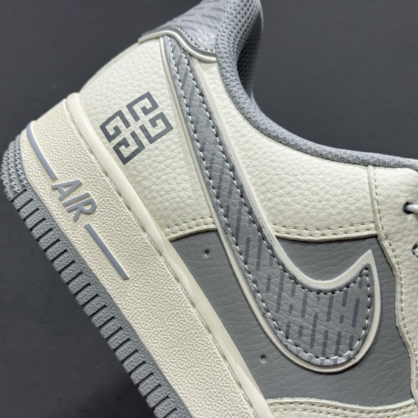 ￥260 Nike Air Force 1'07 Low 纪梵希联名 米灰天际线 空军一号低帮休闲板鞋 JP8028-001