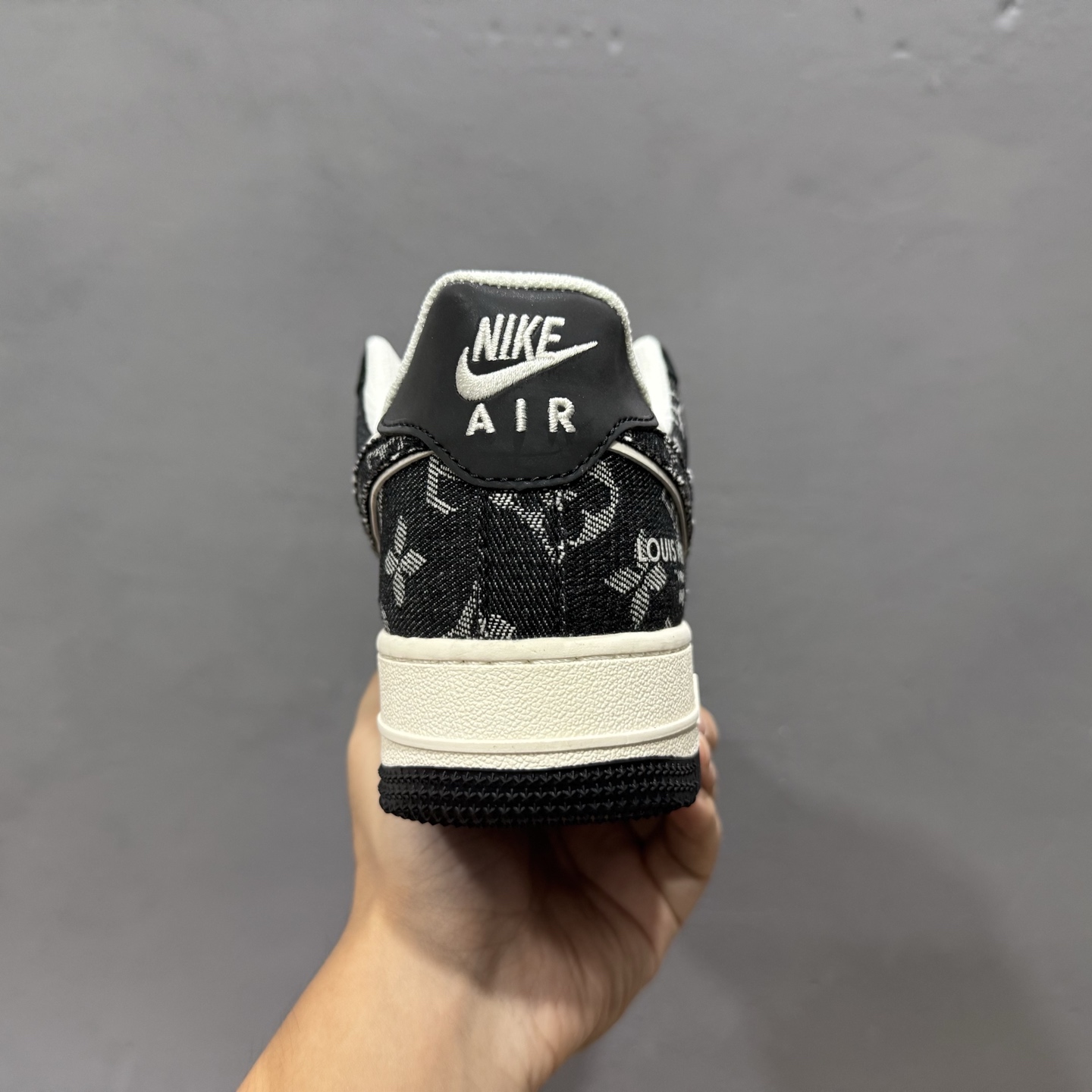 ￥260 Nike Air Force 1'07 Low LV联名 牛仔猪八米黑 空军一号低帮休闲板鞋 MZ9588-805