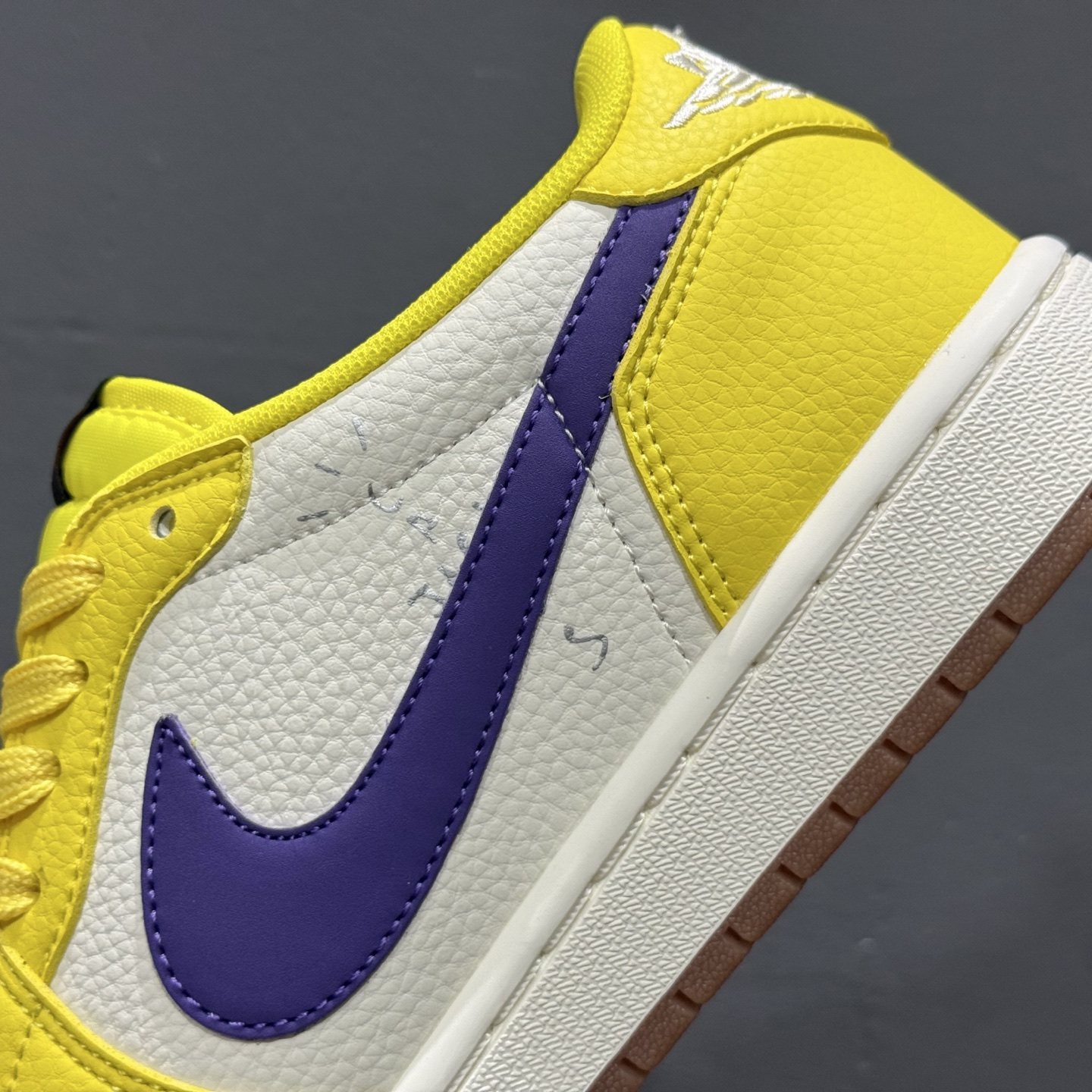 ￥280 Travis Scott x Fragment Design x Air Jordan 1 Low SP AJ1 乔1 联名款 低帮文化休闲板鞋 DN6901-096