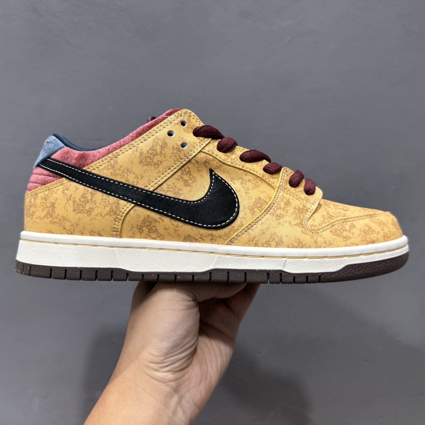 ￥210 Nike SB Dunk Low ”City of Cinema” 巴黎电影院 低帮休闲板鞋 FZ1278-200