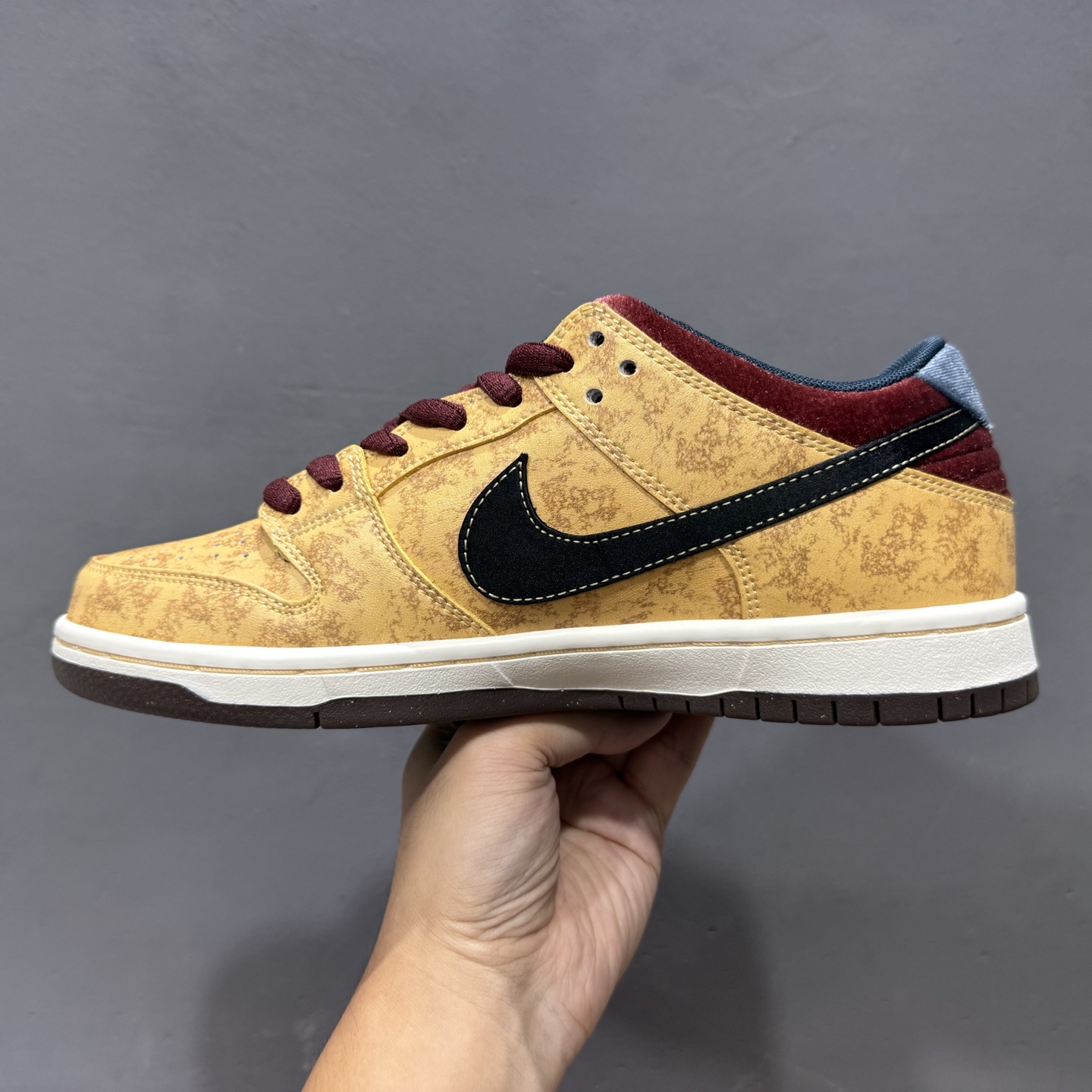 ￥210 Nike SB Dunk Low ”City of Cinema” 巴黎电影院 低帮休闲板鞋 FZ1278-200