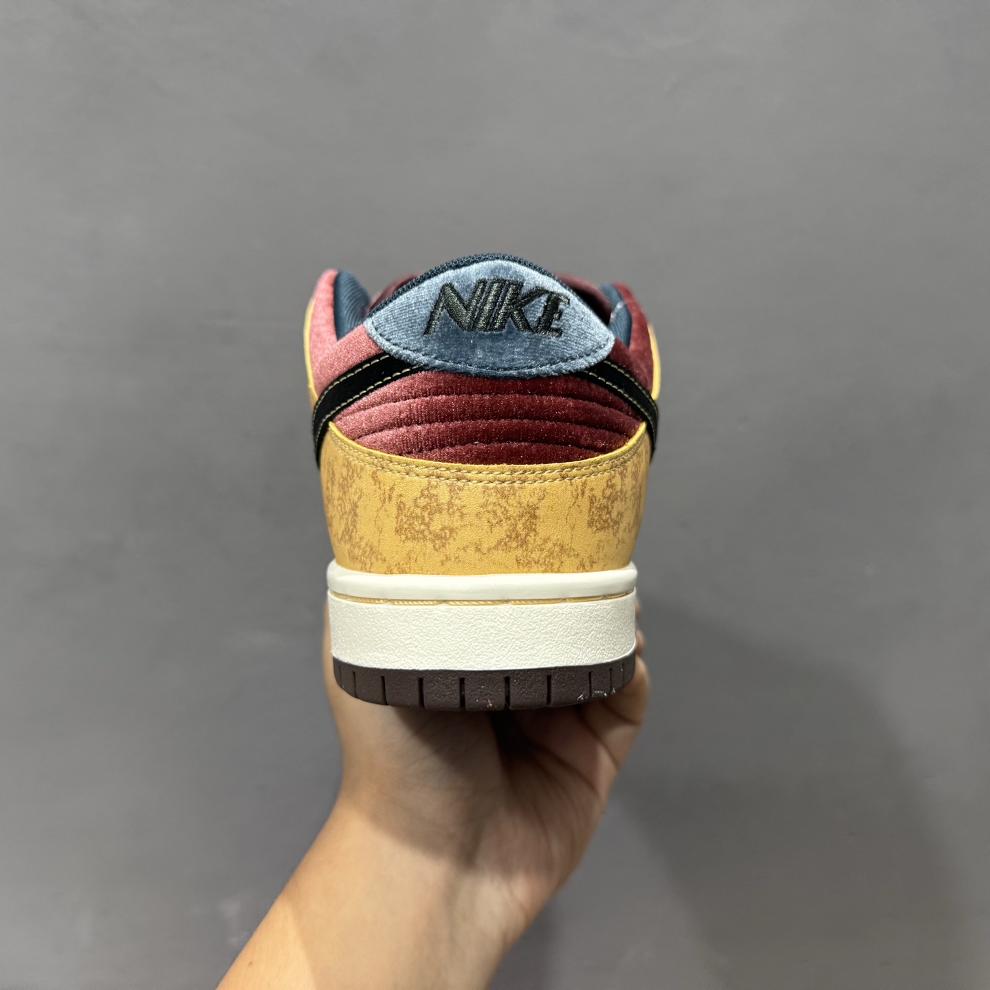 ￥210 Nike SB Dunk Low ”City of Cinema” 巴黎电影院 低帮休闲板鞋 FZ1278-200