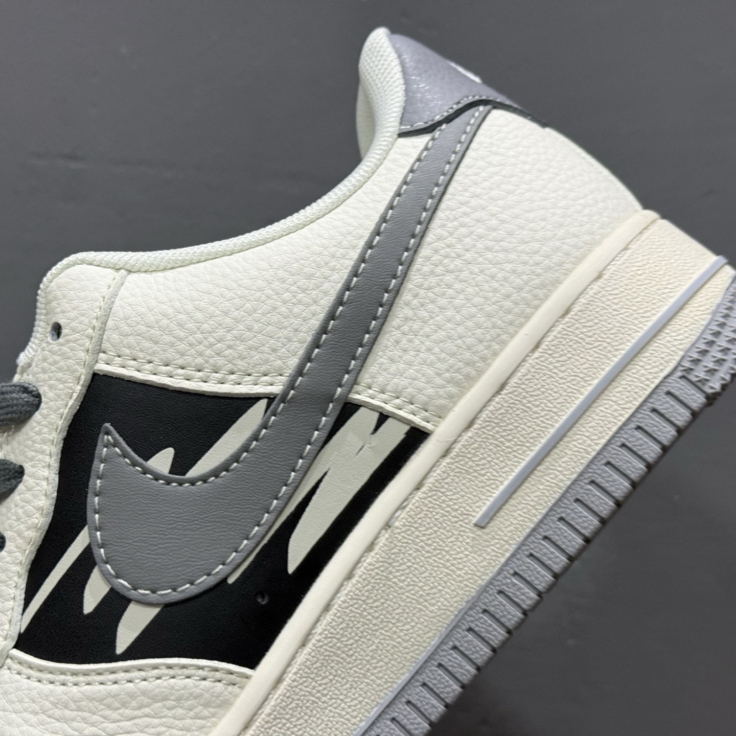 Nike Air Force 1'07 Low Supreme联名 涂鸦米灰勾 空军一号低帮休闲板鞋 QW5606-272