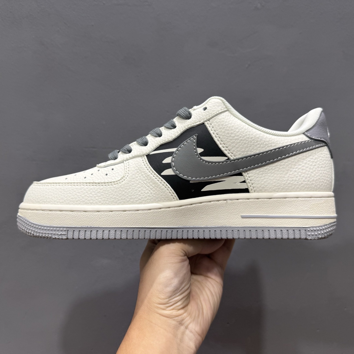 Nike Air Force 1'07 Low Supreme联名 涂鸦米灰勾 空军一号低帮休闲板鞋 QW5606-272