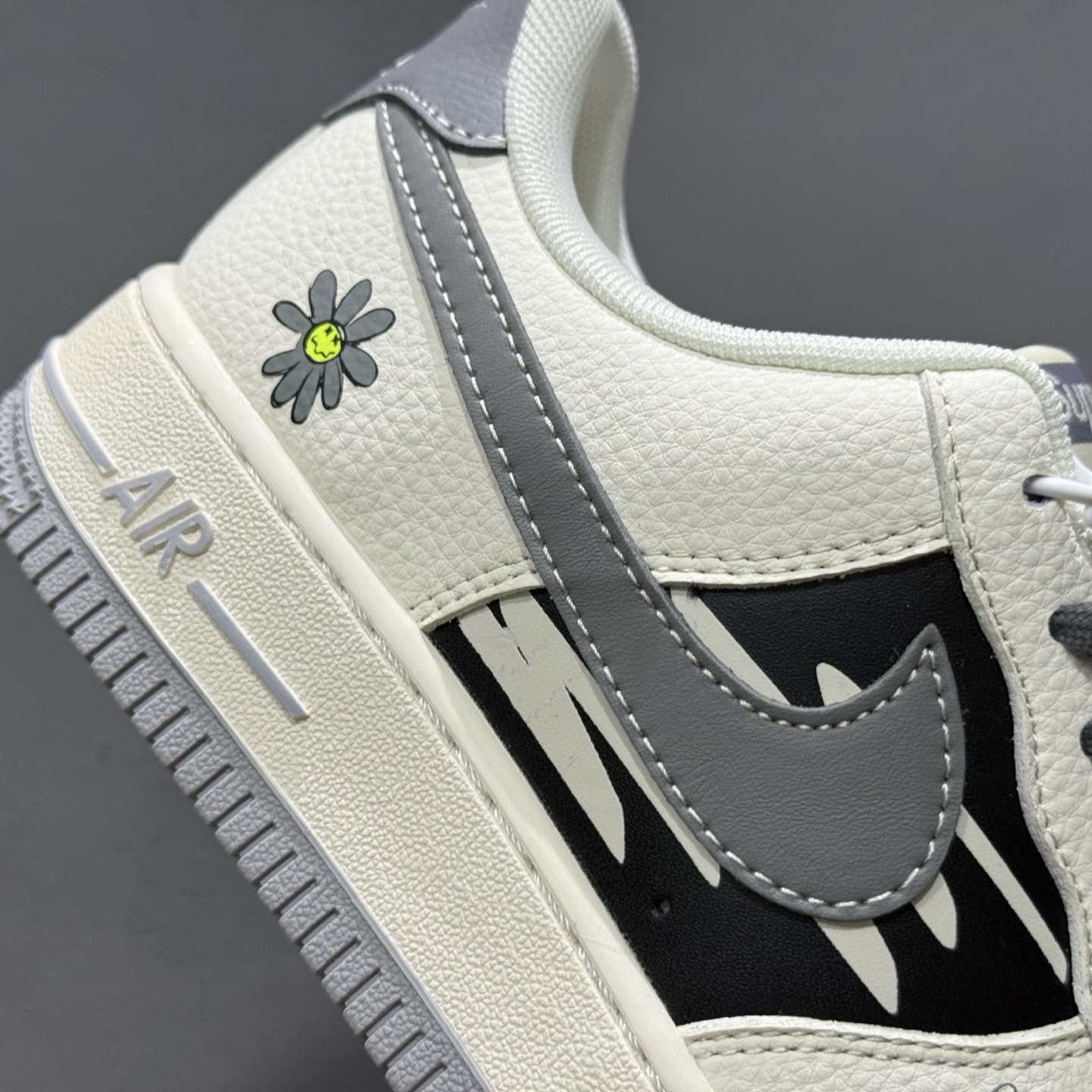 Nike Air Force 1'07 Low Supreme联名 涂鸦米灰勾 空军一号低帮休闲板鞋 QW5606-272