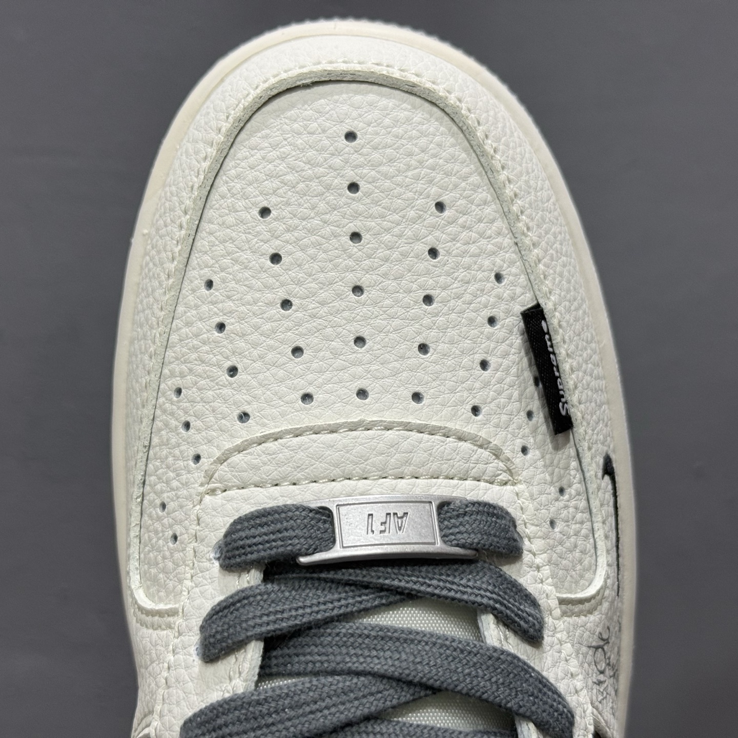 Nike Air Force 1'07 Low Supreme联名 涂鸦米灰勾 空军一号低帮休闲板鞋 QW5606-272