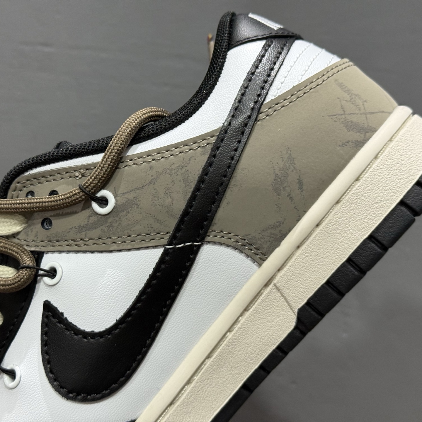 Nike Dunk Low 月光信筏 黑棕 当经典的黑白鞋身浸染灰棕渐层 DD1503-101