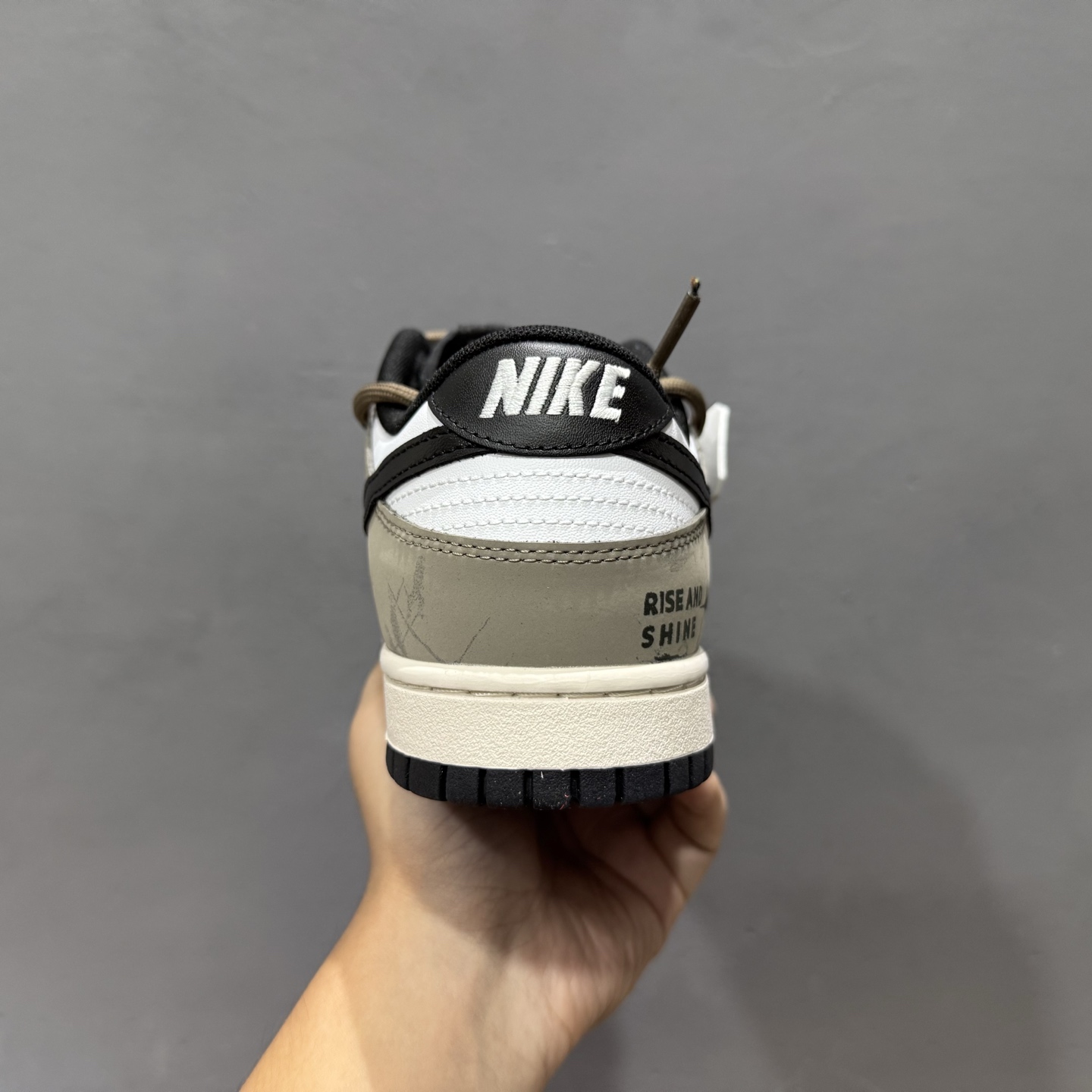 Nike Dunk Low 月光信筏 黑棕 当经典的黑白鞋身浸染灰棕渐层 DD1503-101