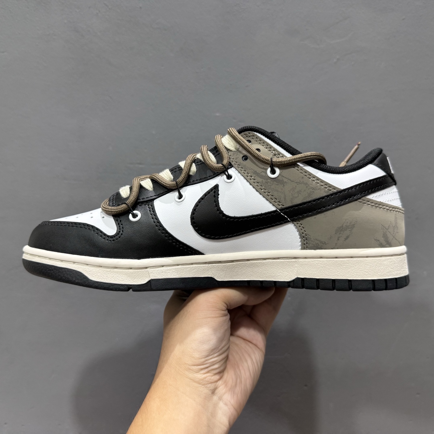 Nike Dunk Low 月光信筏 黑棕 当经典的黑白鞋身浸染灰棕渐层 DD1503-101