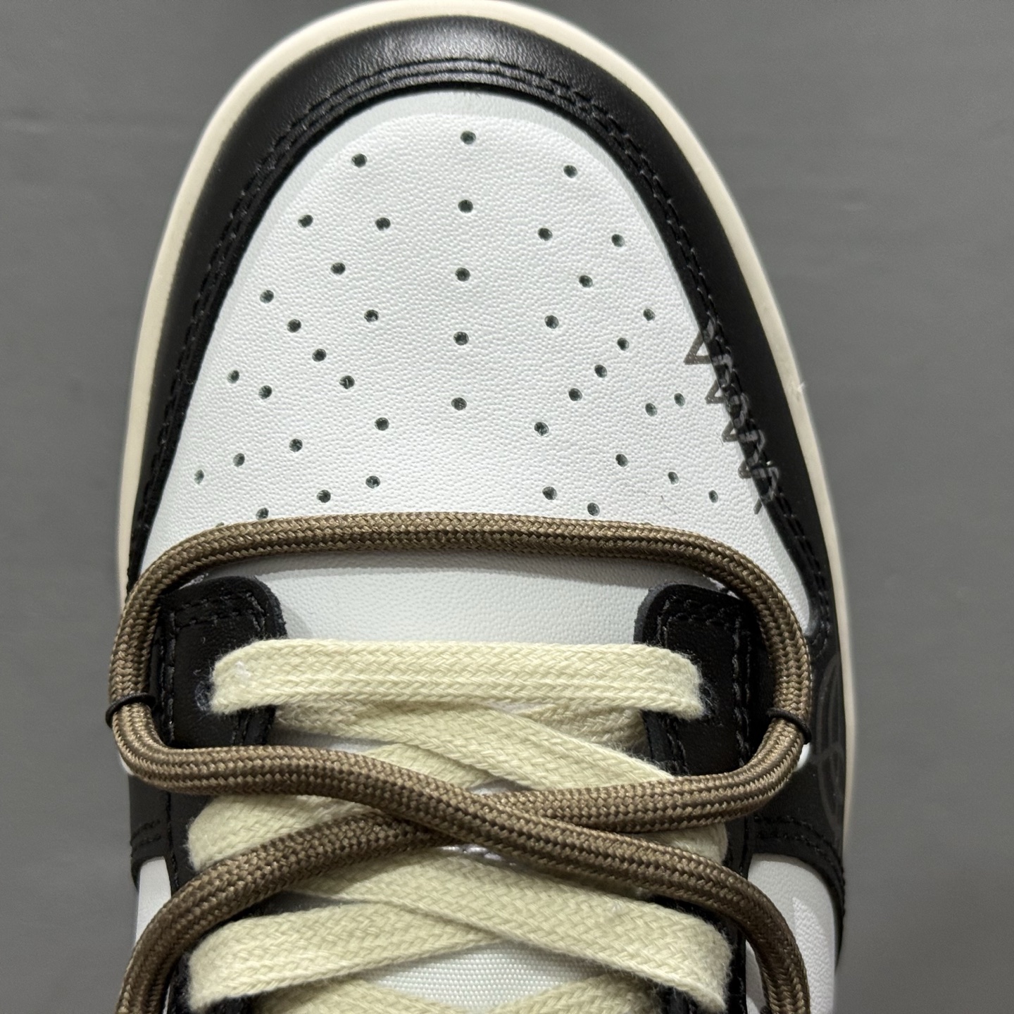 Nike Dunk Low 月光信筏 黑棕 当经典的黑白鞋身浸染灰棕渐层 DD1503-101