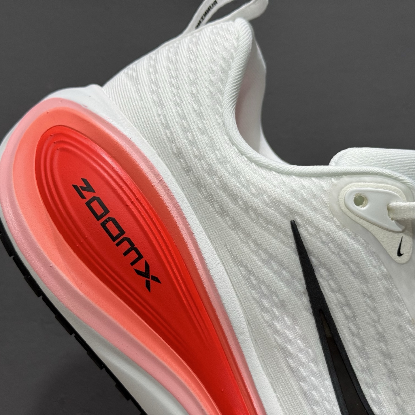 Nike VOMERO PLUS RUN 耐克 舒适减震防滑 低帮跑步鞋 HV8150-100