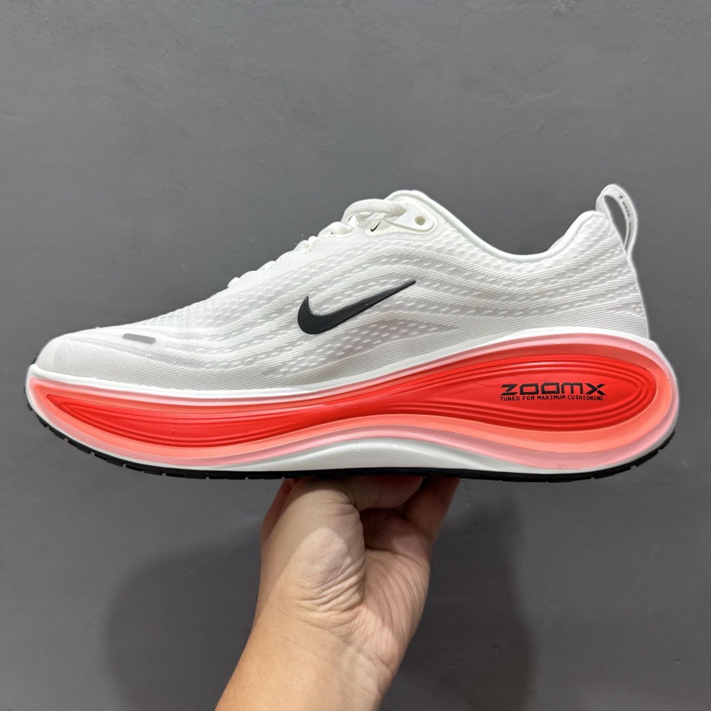Nike VOMERO PLUS RUN 耐克 舒适减震防滑 低帮跑步鞋 HV8150-100