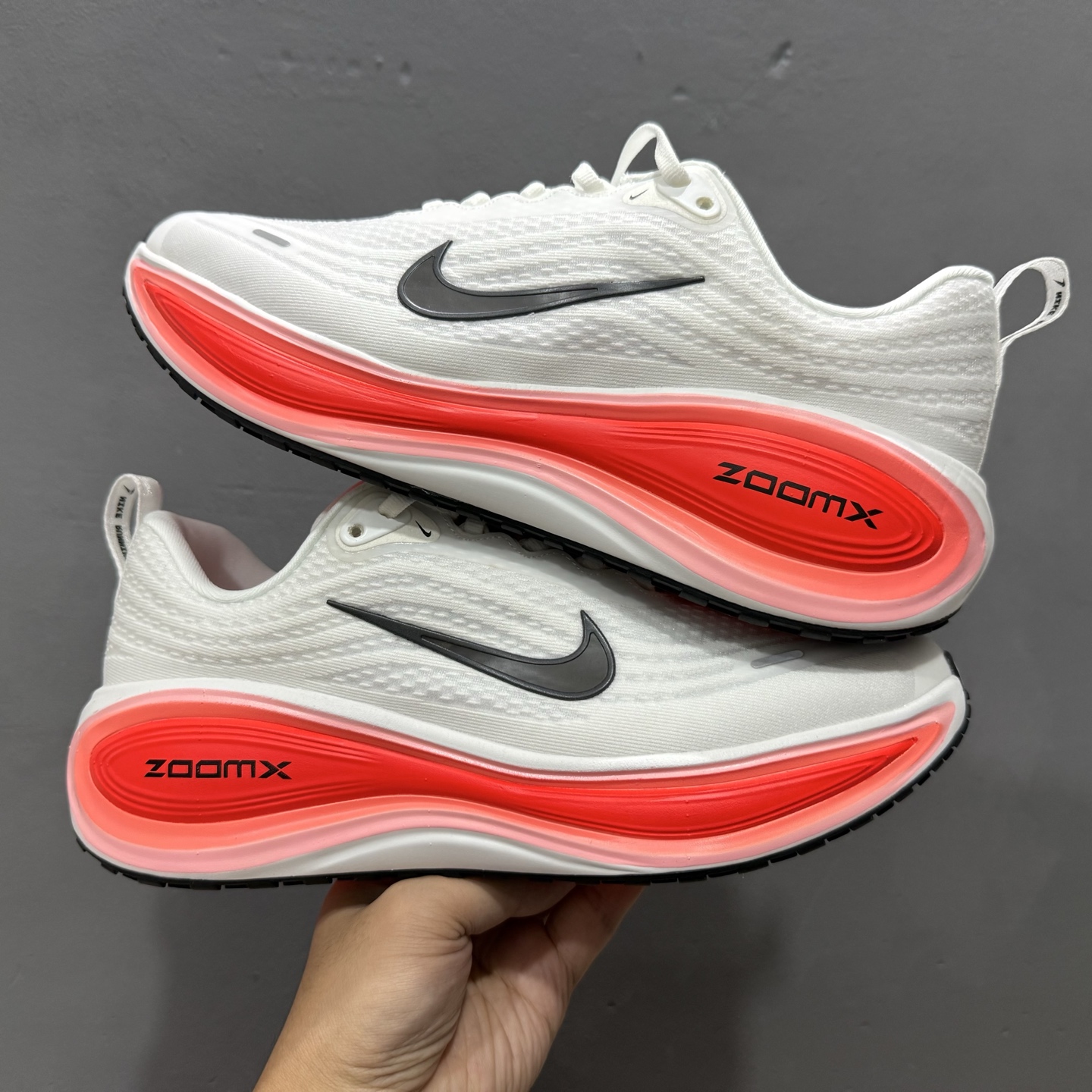 Nike VOMERO PLUS RUN 耐克 舒适减震防滑 低帮跑步鞋 HV8150-100