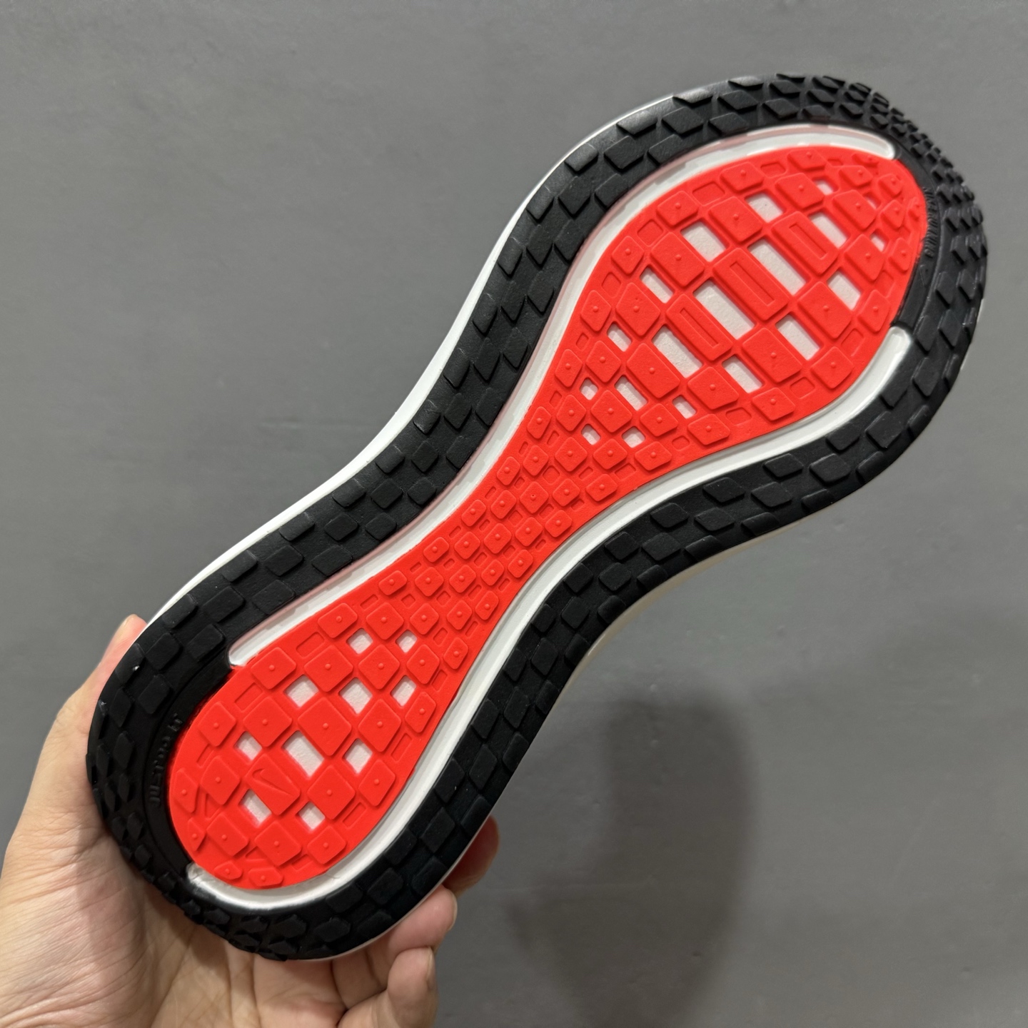 Nike VOMERO PLUS RUN 耐克 舒适减震防滑 低帮跑步鞋 HV8150-100