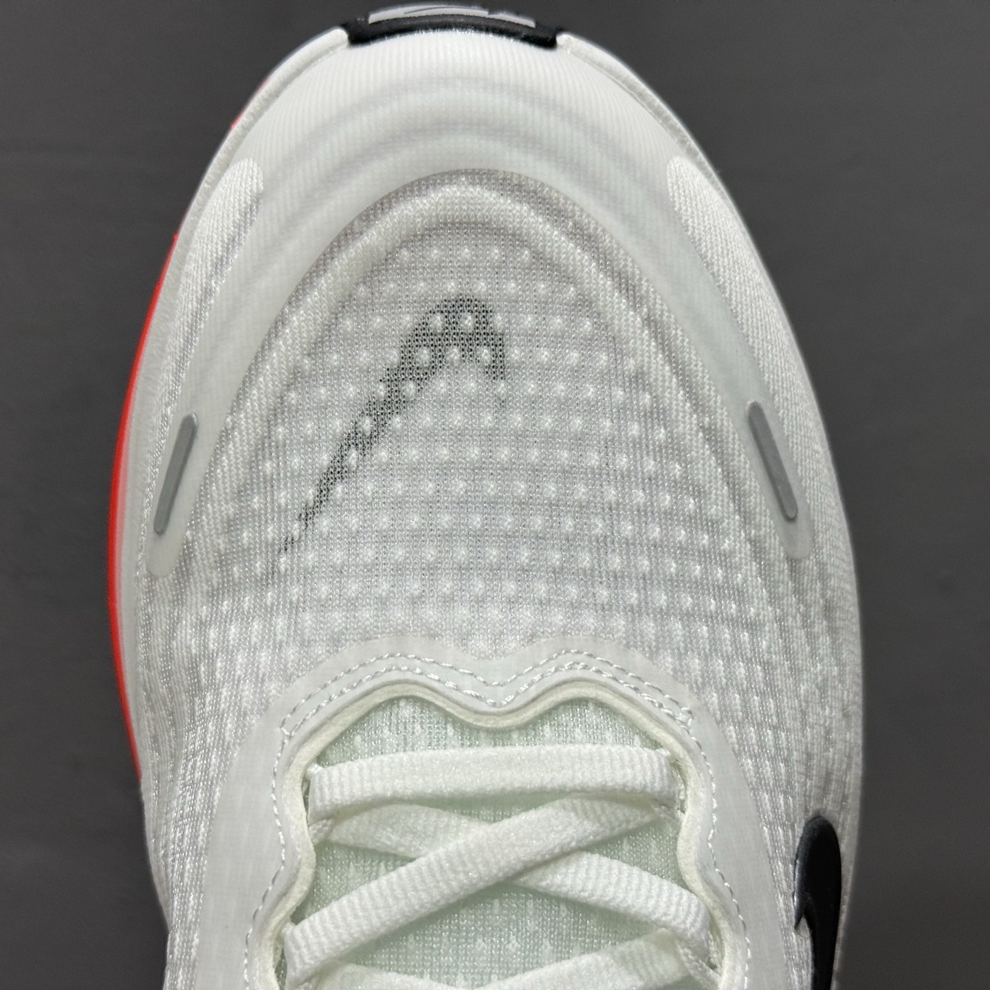 Nike VOMERO PLUS RUN 耐克 舒适减震防滑 低帮跑步鞋 HV8150-100