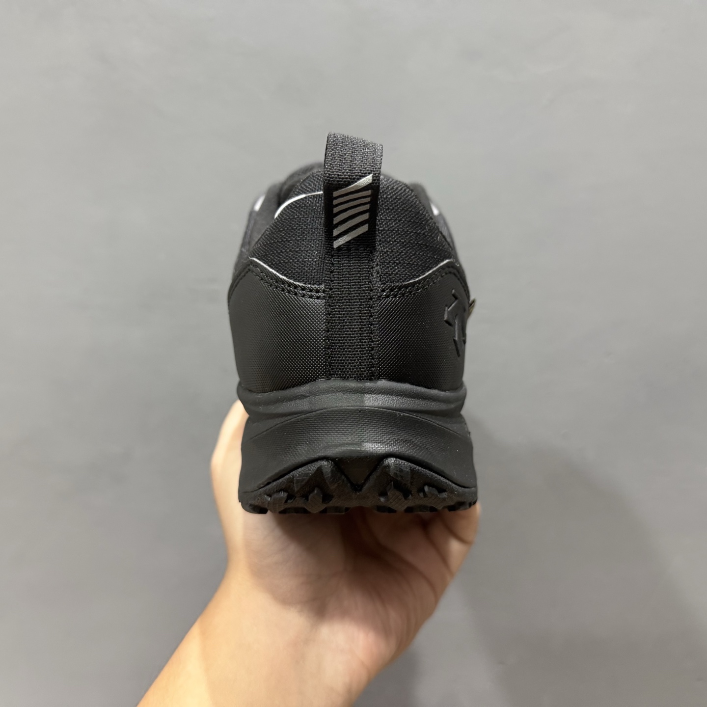 L/DESCENTE迪桑特轻盈缓震透气鞋面时尚休闲运动男子越野跑鞋