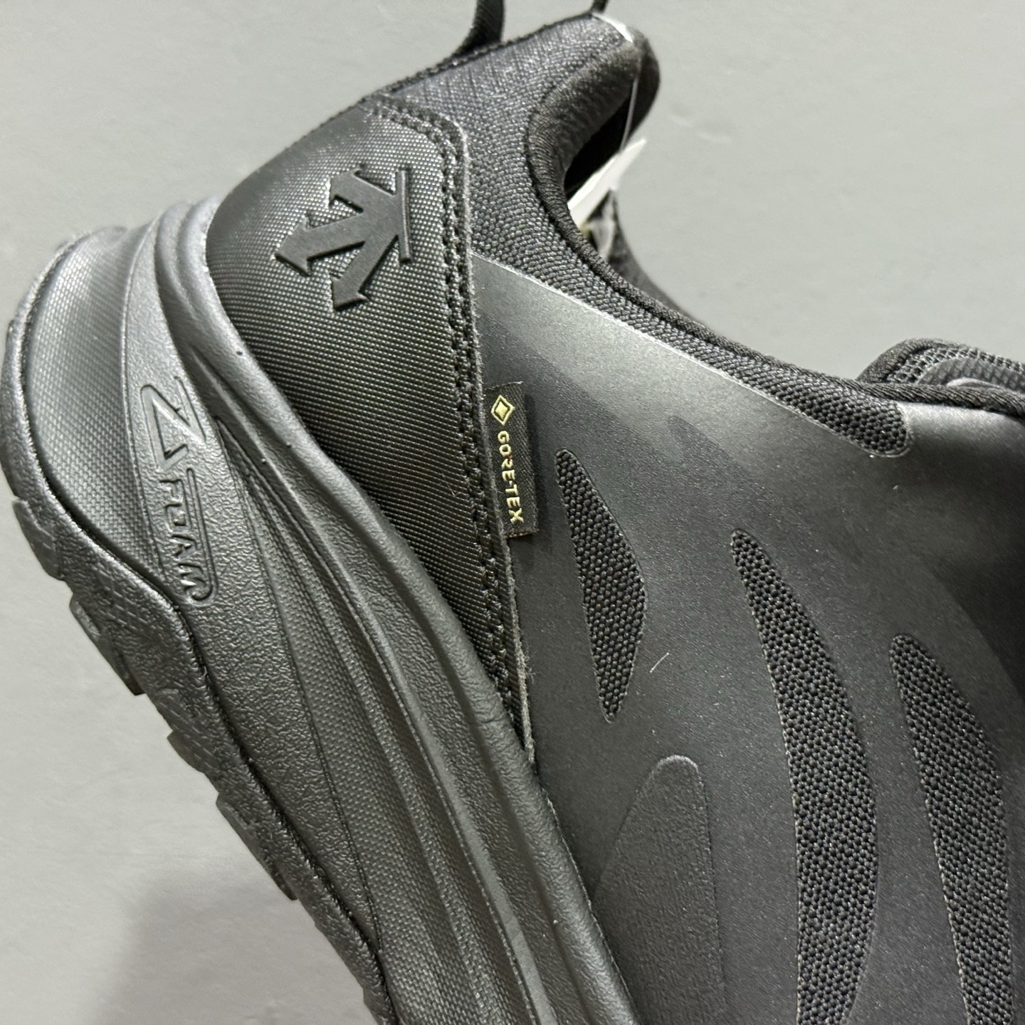 L/DESCENTE迪桑特轻盈缓震透气鞋面时尚休闲运动男子越野跑鞋