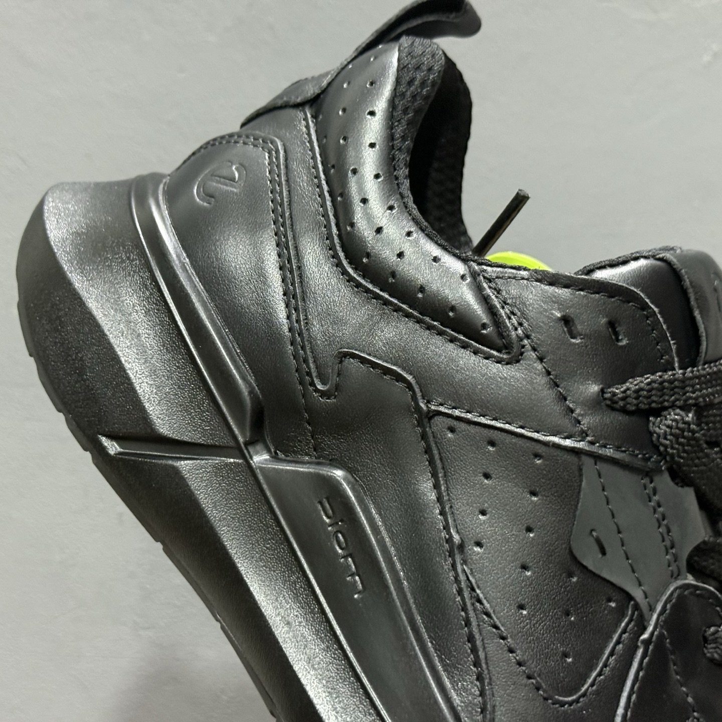 25年Ecco爱步 2.2皮面经典BIOM 经典和现代工艺品质融合 精选意大利小牛皮面料 百搭休闲老爹鞋