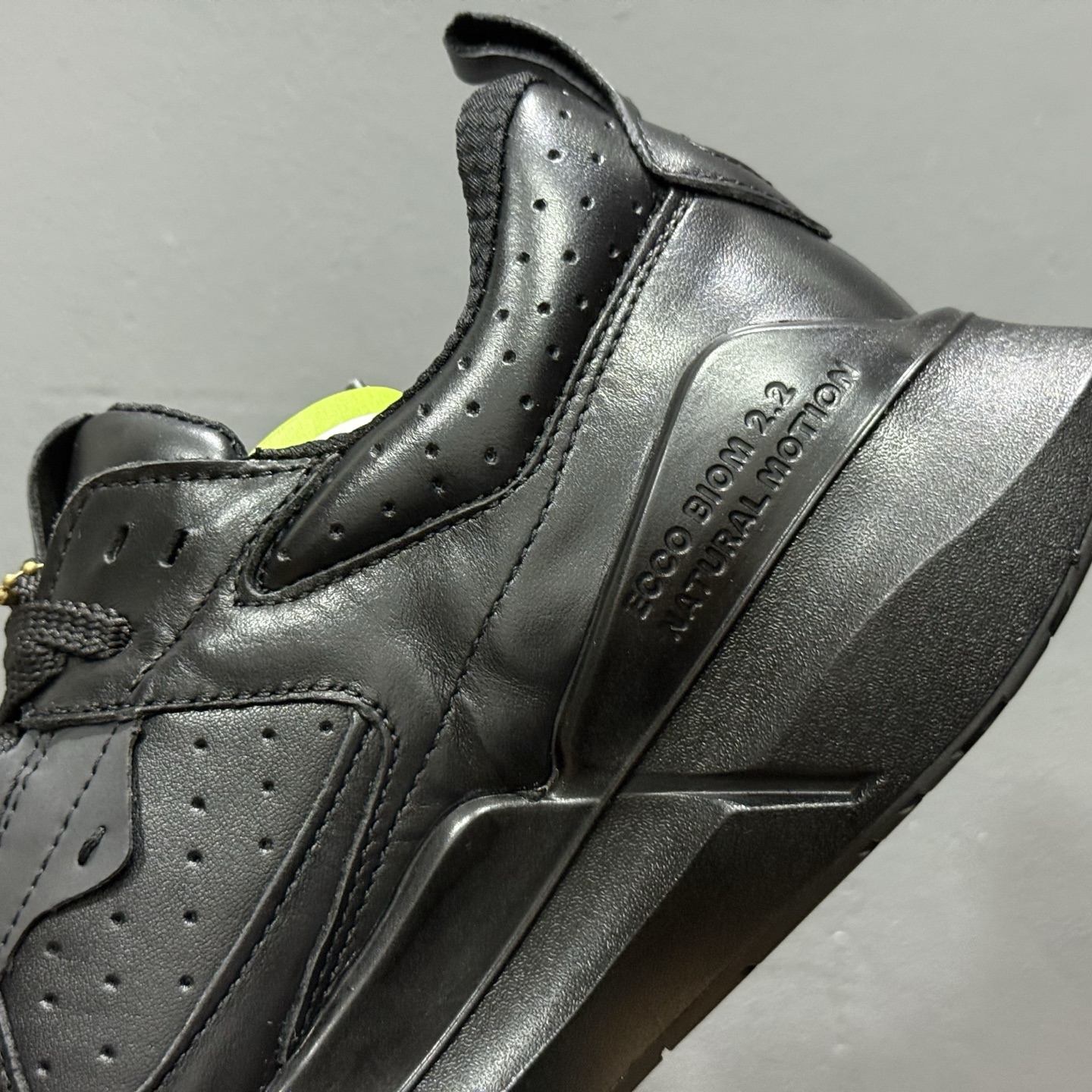 25年Ecco爱步 2.2皮面经典BIOM 经典和现代工艺品质融合 精选意大利小牛皮面料 百搭休闲老爹鞋