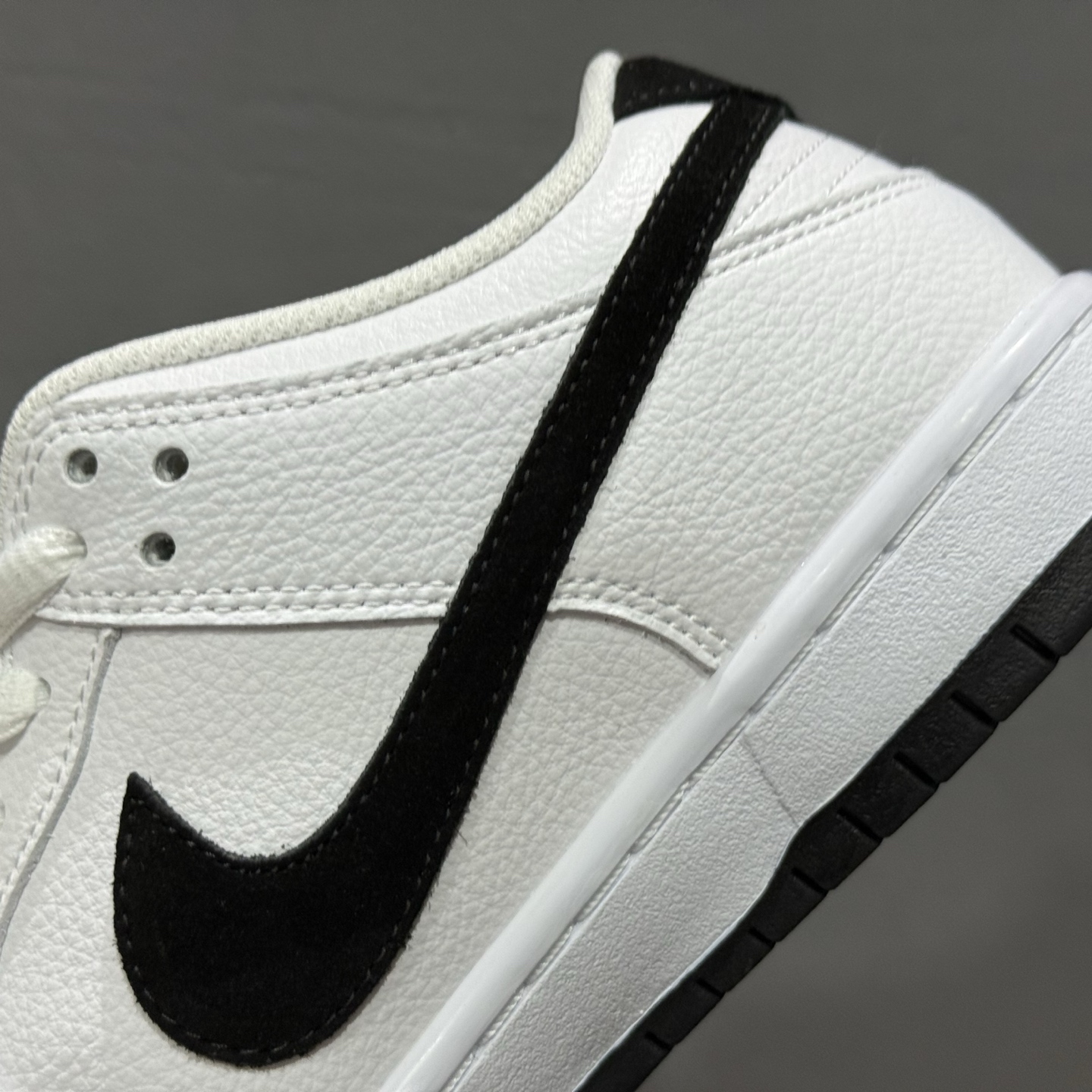 Nike SB Dunk Low pro 独家版型蒸餾加工帶來的是更好的视觉和脚感体验 HF3704-100