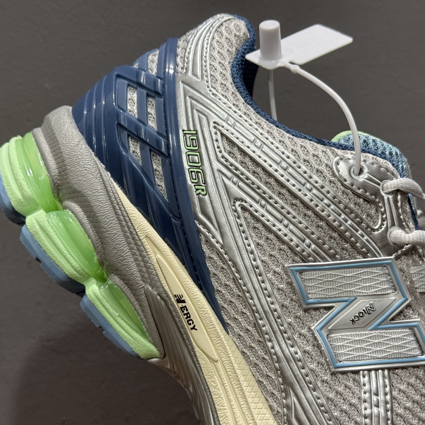 New Balance 1906系列复古老爹风休闲运动慢跑鞋 U1906RCR