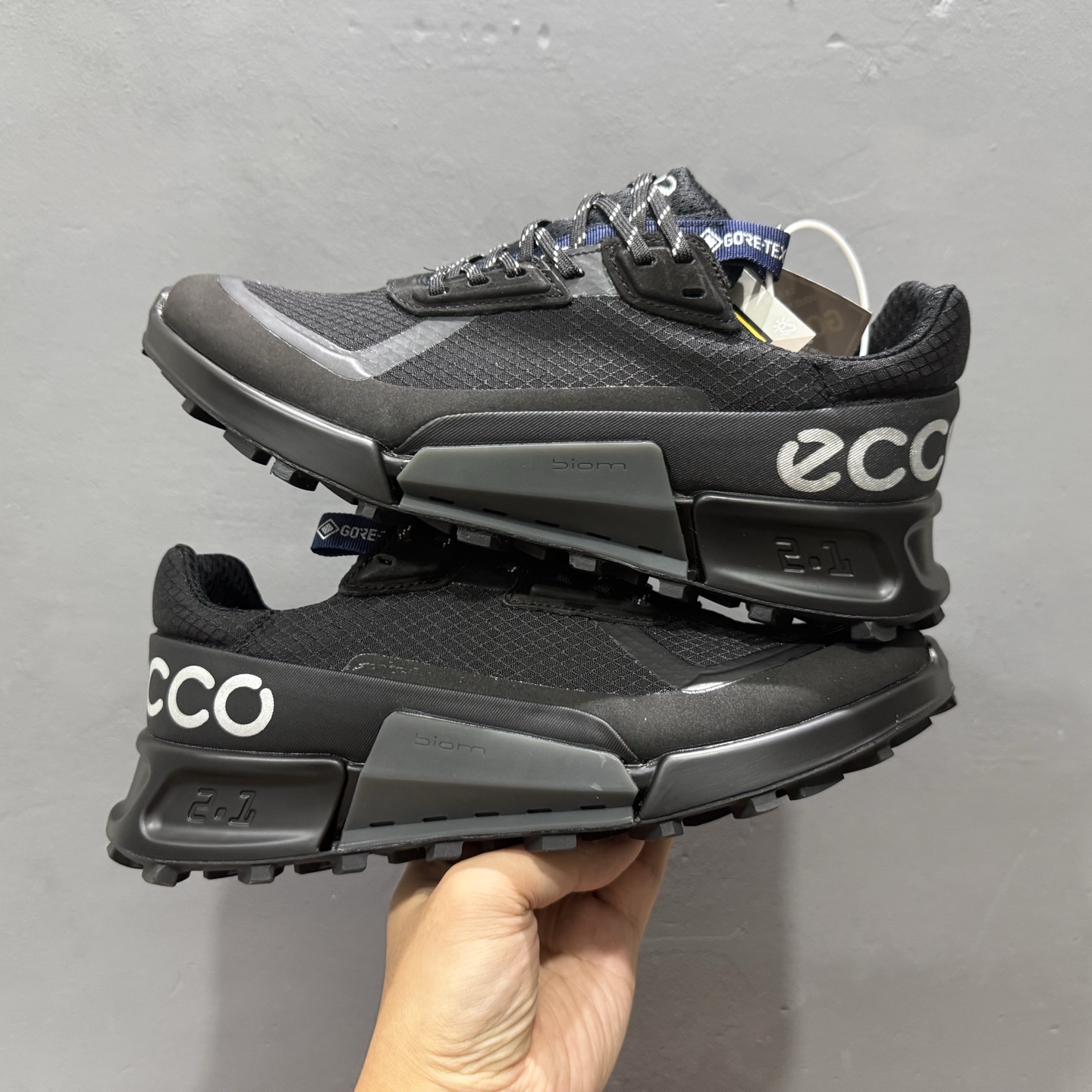 ECCO爱步休闲运动鞋男 防水透气跑步鞋 健步BIOM2.1越野 鞋面采用GORE-TEX防水薄膜内衬