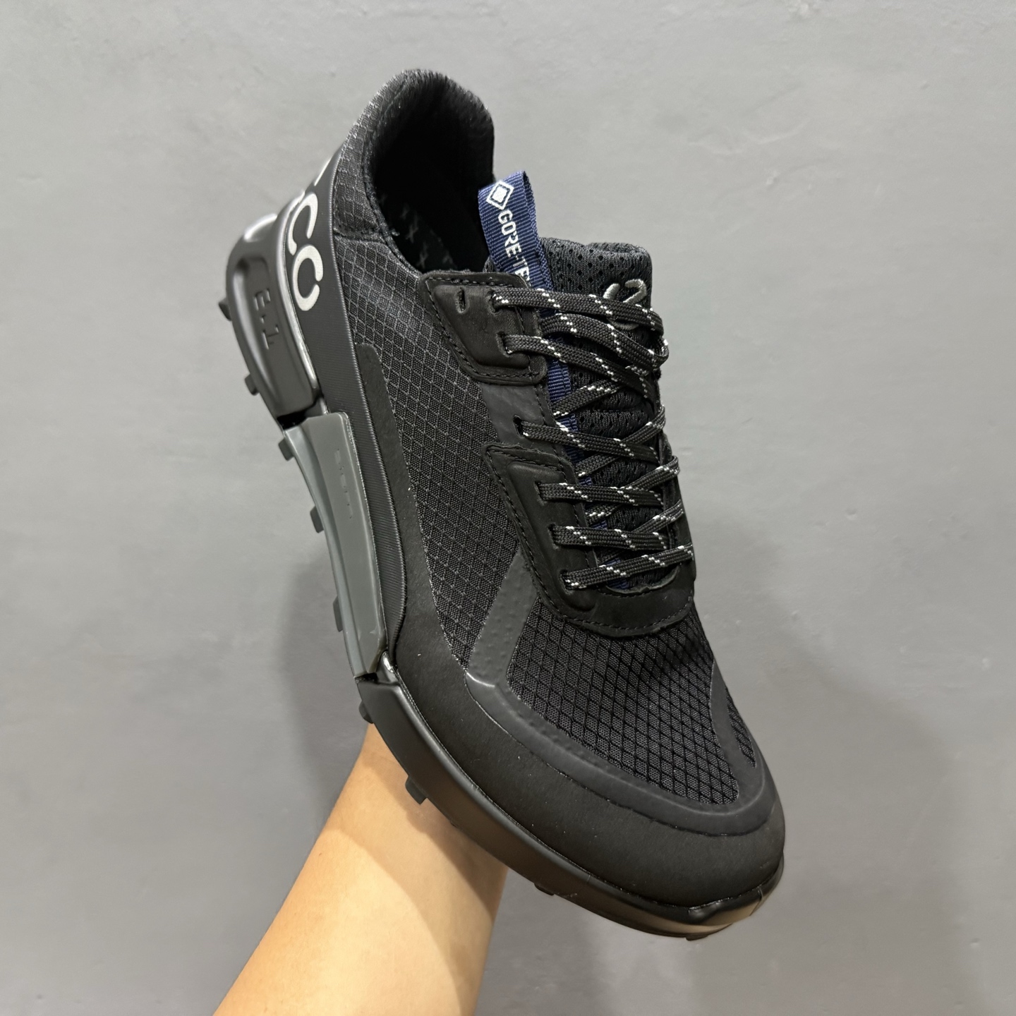 ECCO爱步休闲运动鞋男 防水透气跑步鞋 健步BIOM2.1越野 鞋面采用GORE-TEX防水薄膜内衬