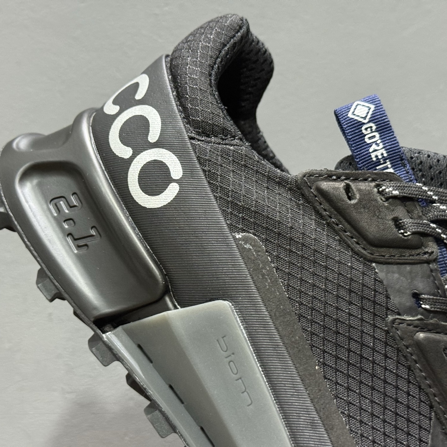 ECCO爱步休闲运动鞋男 防水透气跑步鞋 健步BIOM2.1越野 鞋面采用GORE-TEX防水薄膜内衬