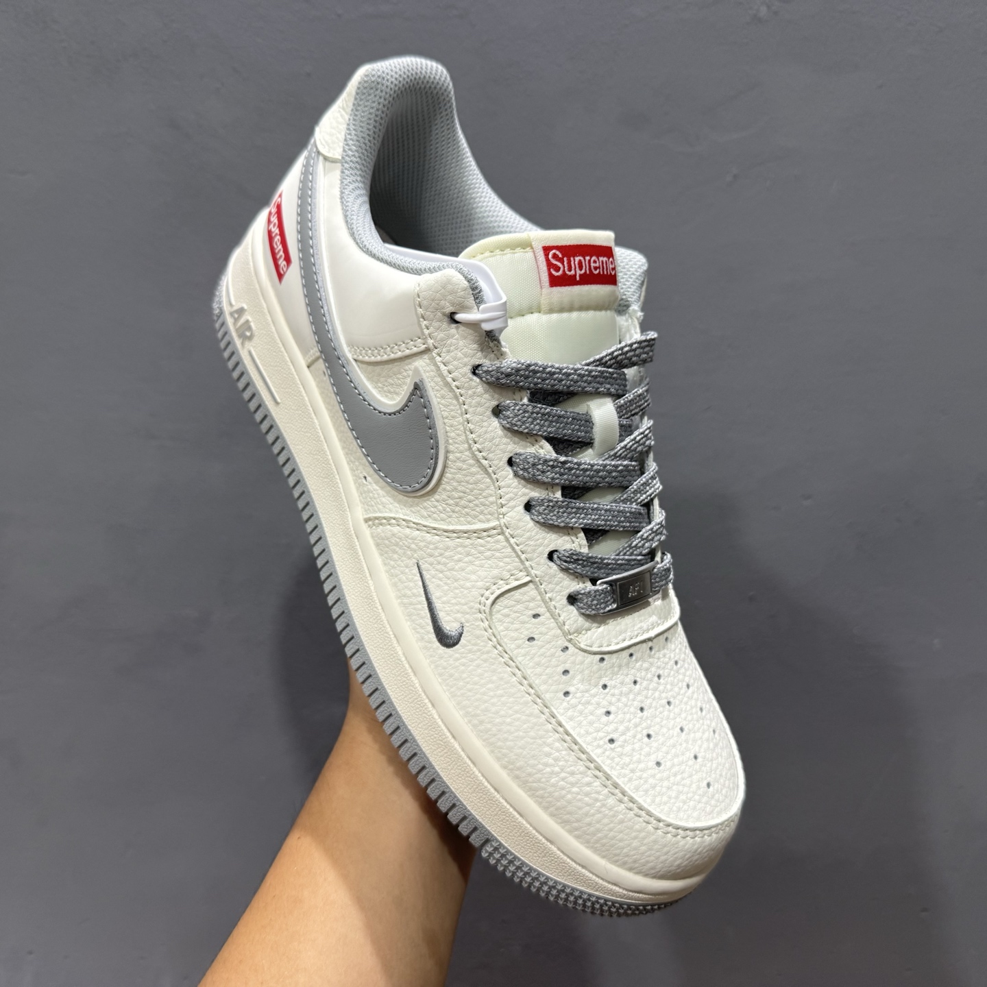 Supreme x NIke Air Force 1 米灰满天星 JP8028-012