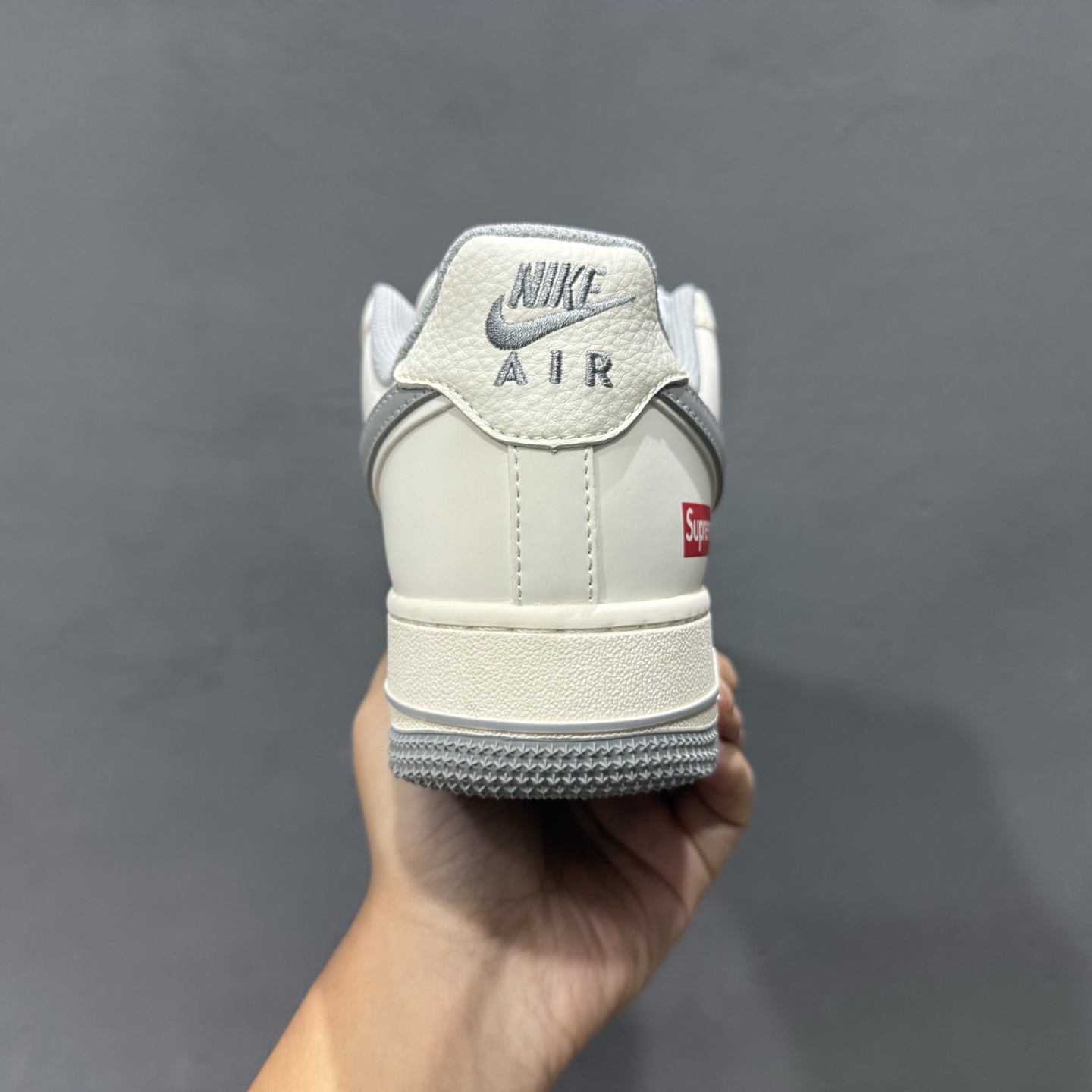 Supreme x NIke Air Force 1 米灰满天星 JP8028-012
