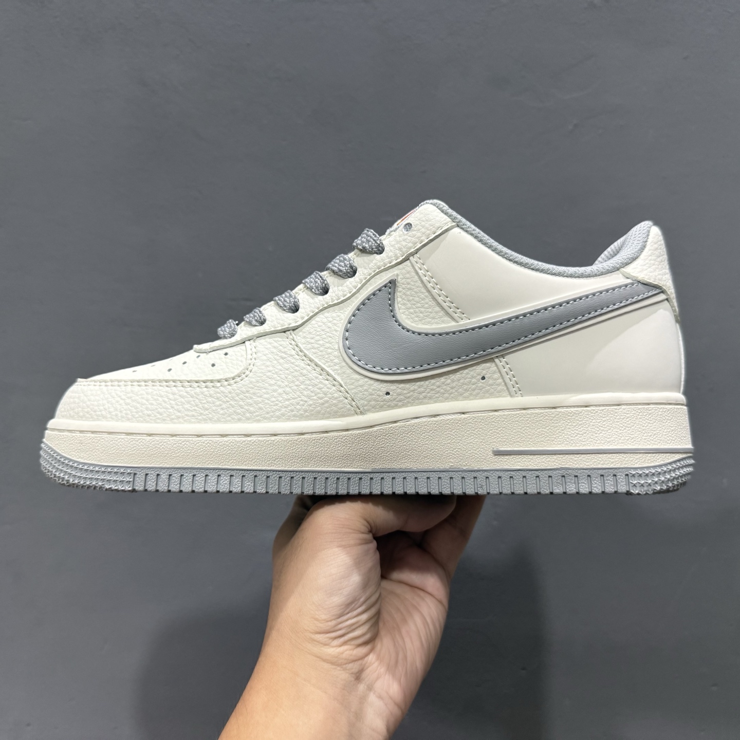 Supreme x NIke Air Force 1 米灰满天星 JP8028-012