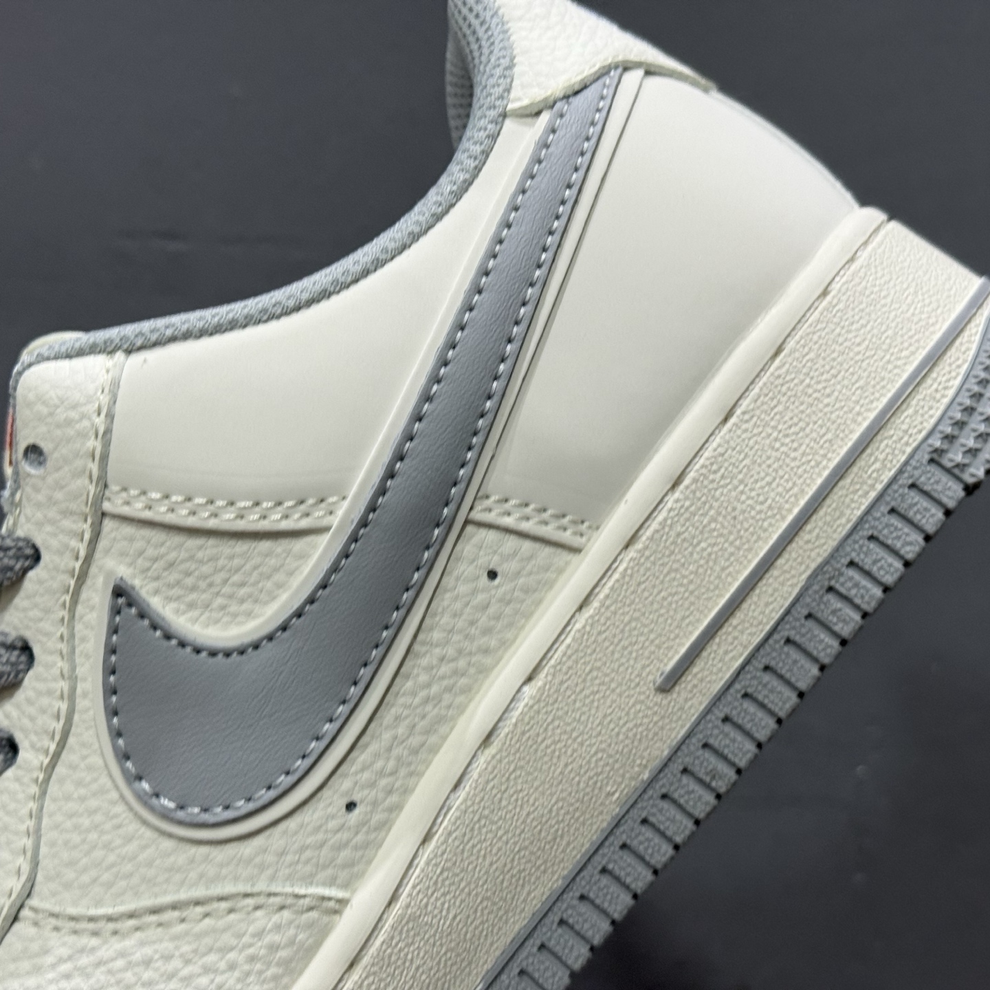 Supreme x NIke Air Force 1 米灰满天星 JP8028-012