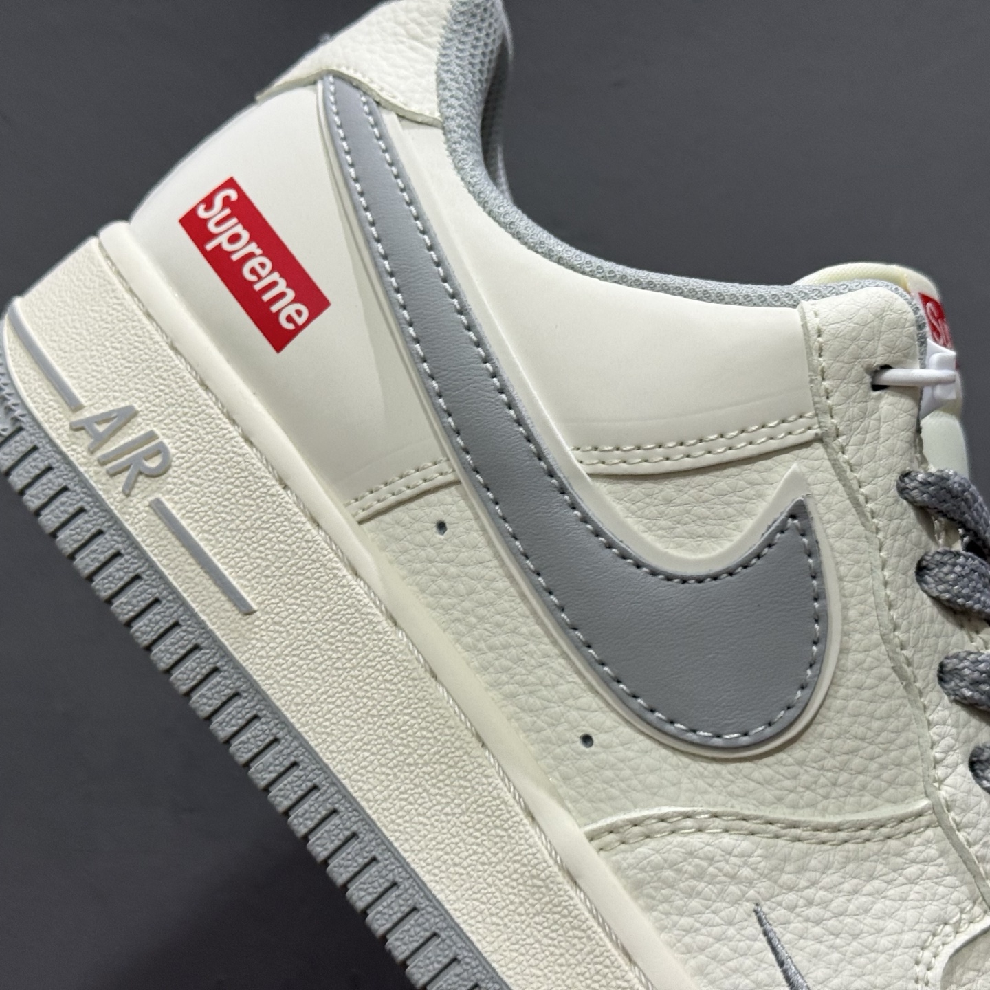 Supreme x NIke Air Force 1 米灰满天星 JP8028-012